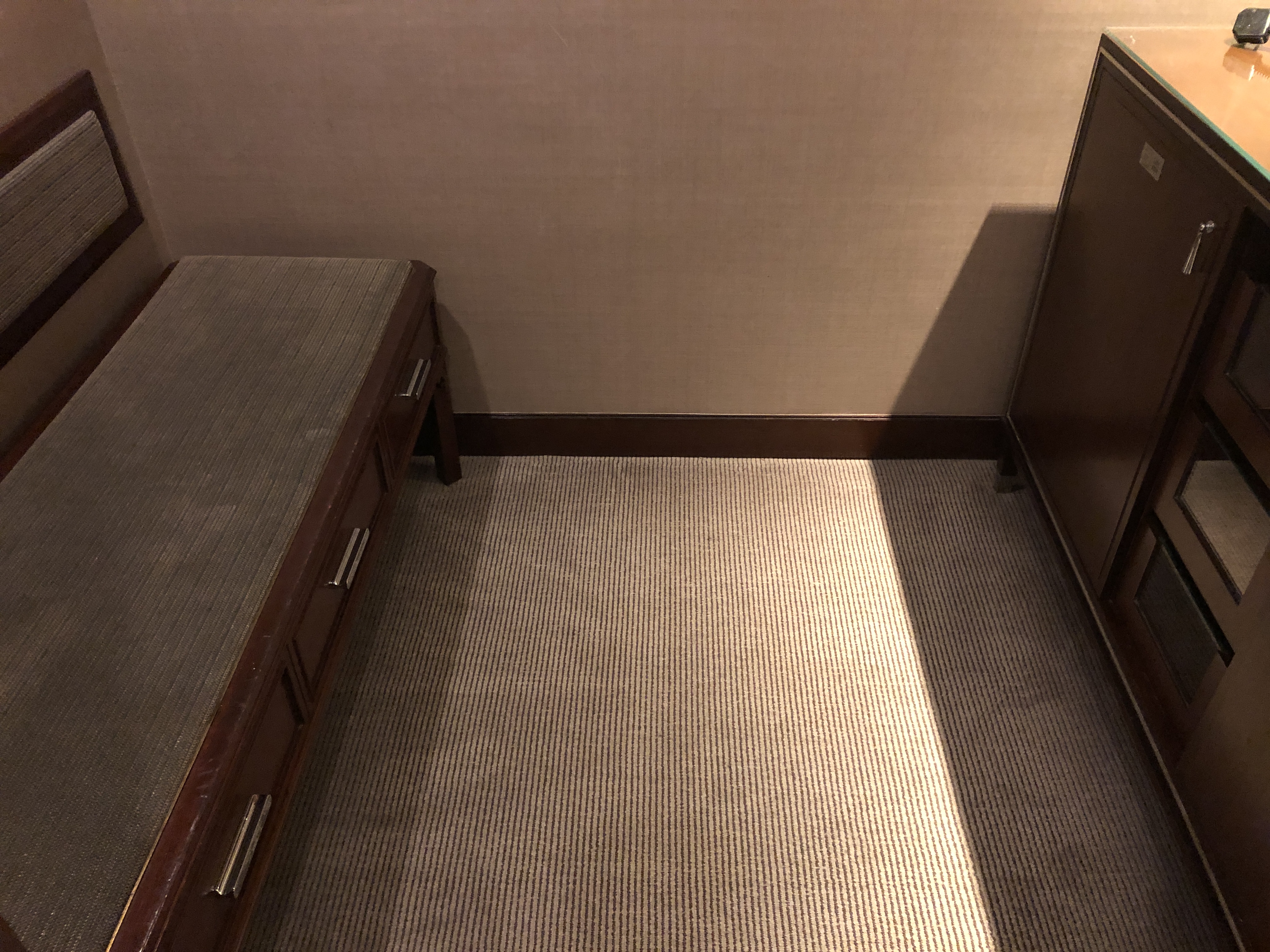 部屋の隅に置かれたスーツケース
