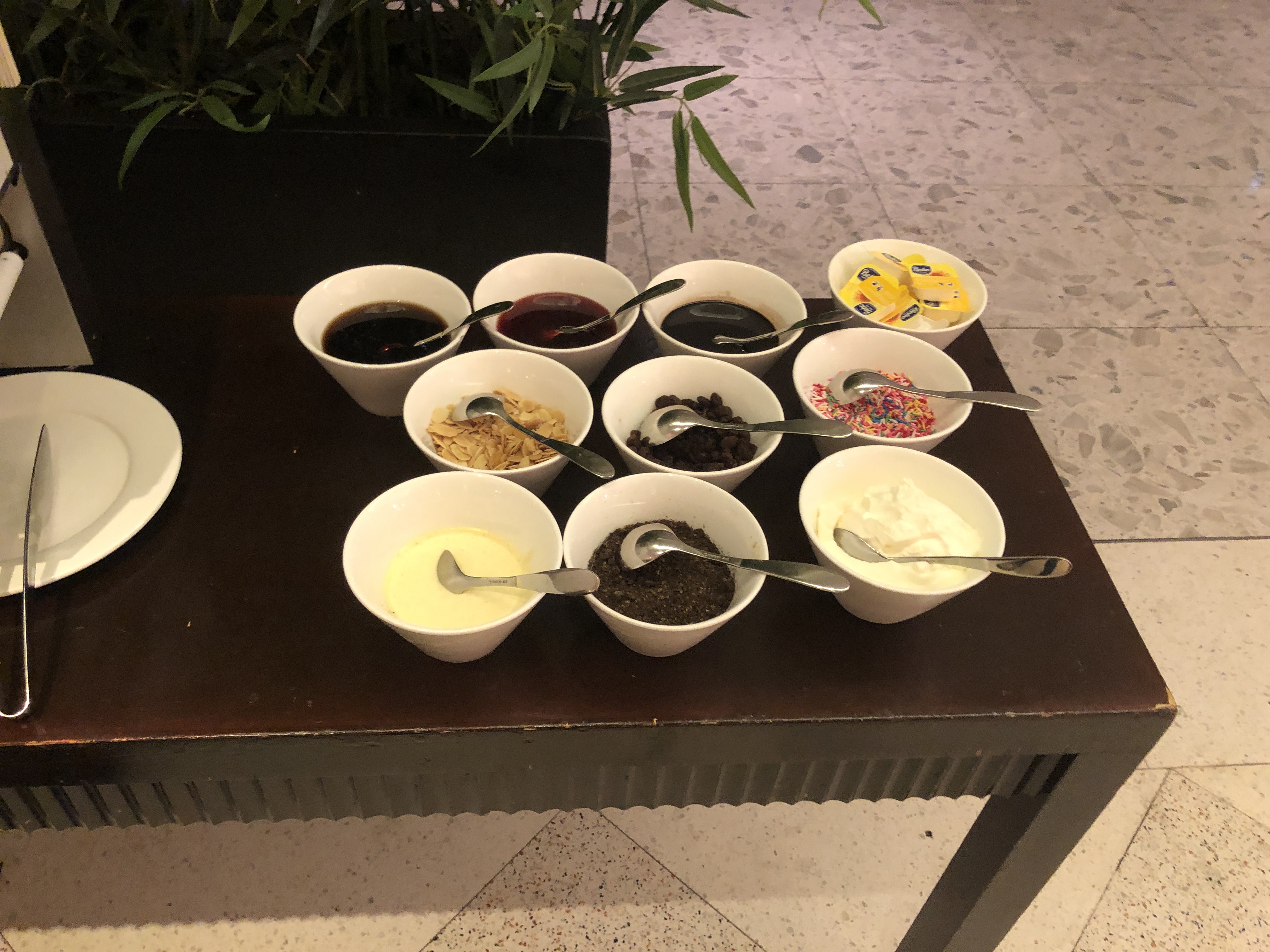 テーブルの上にあるいろんな食べ物