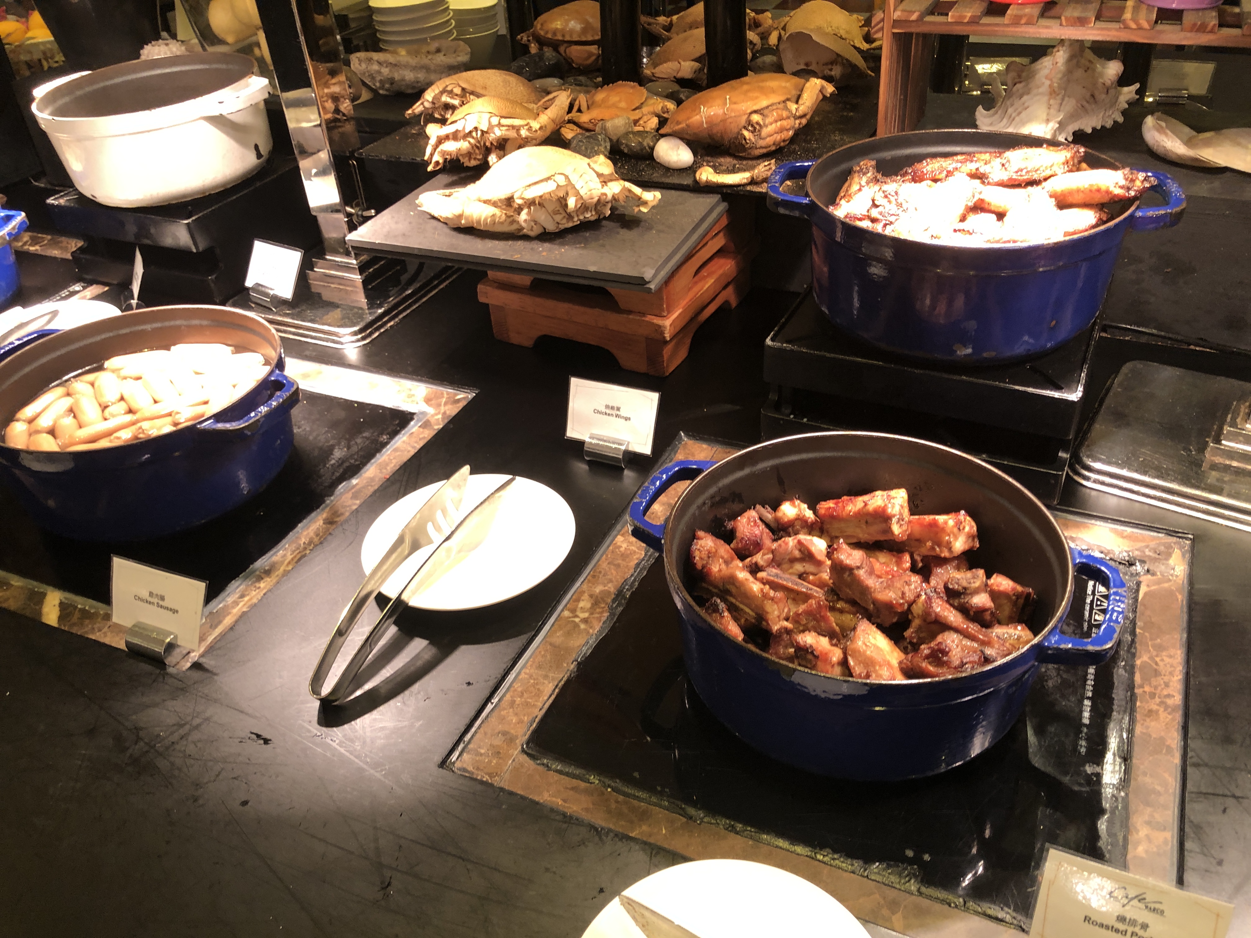 カウンターの上にある数種類の料理
