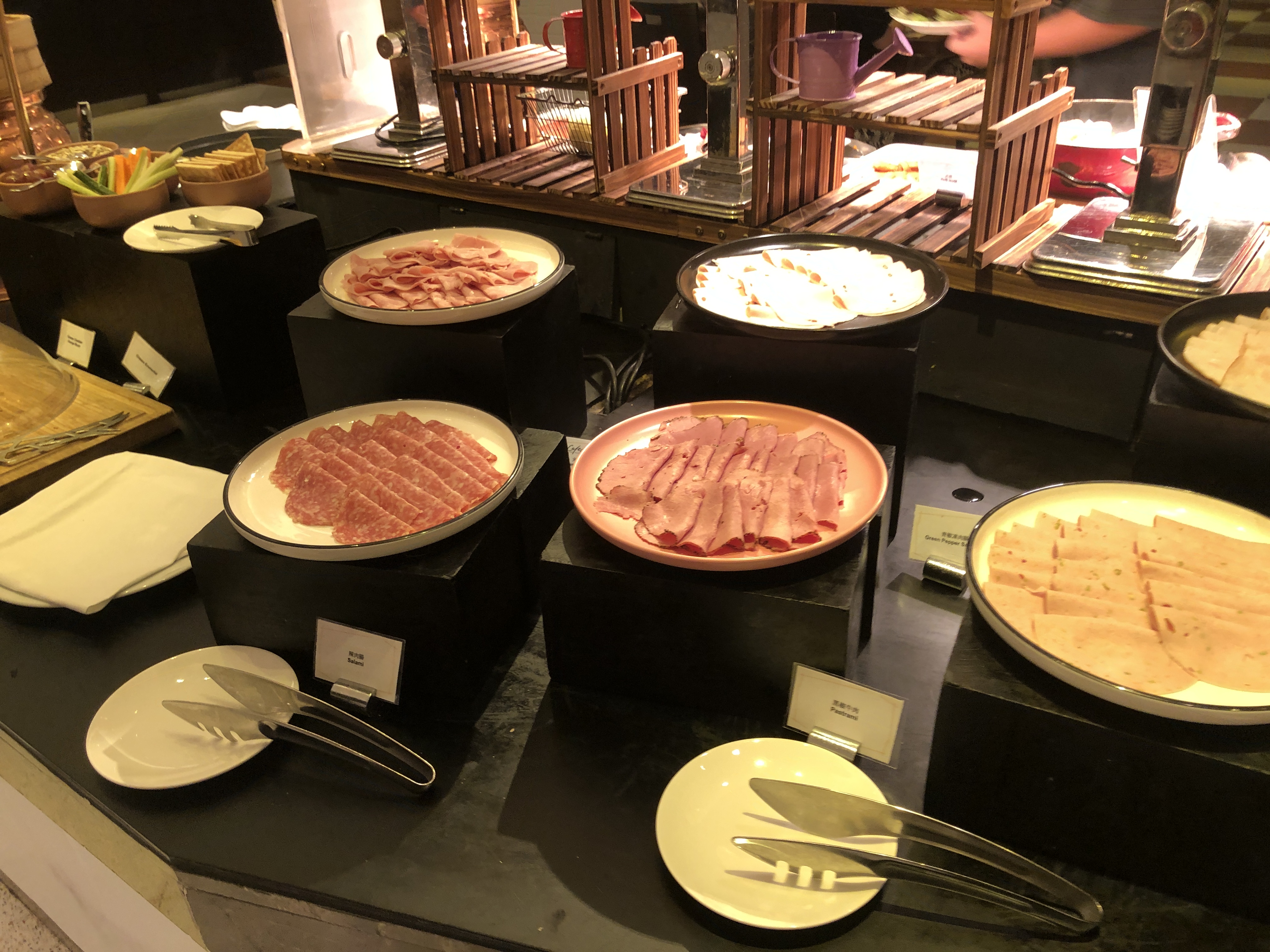 テーブルの上に置いている様々な料理
