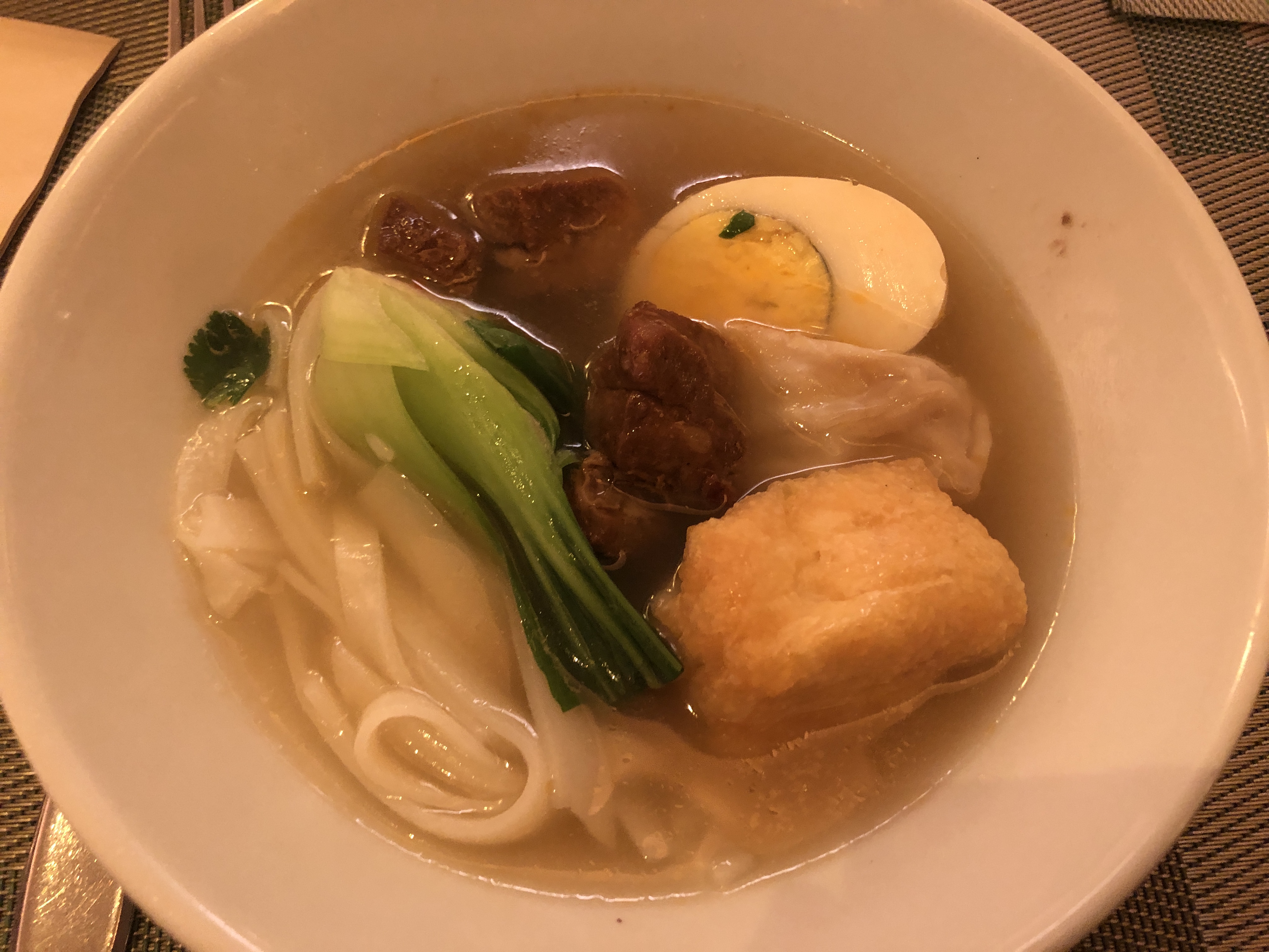 皿の上にあるスープ