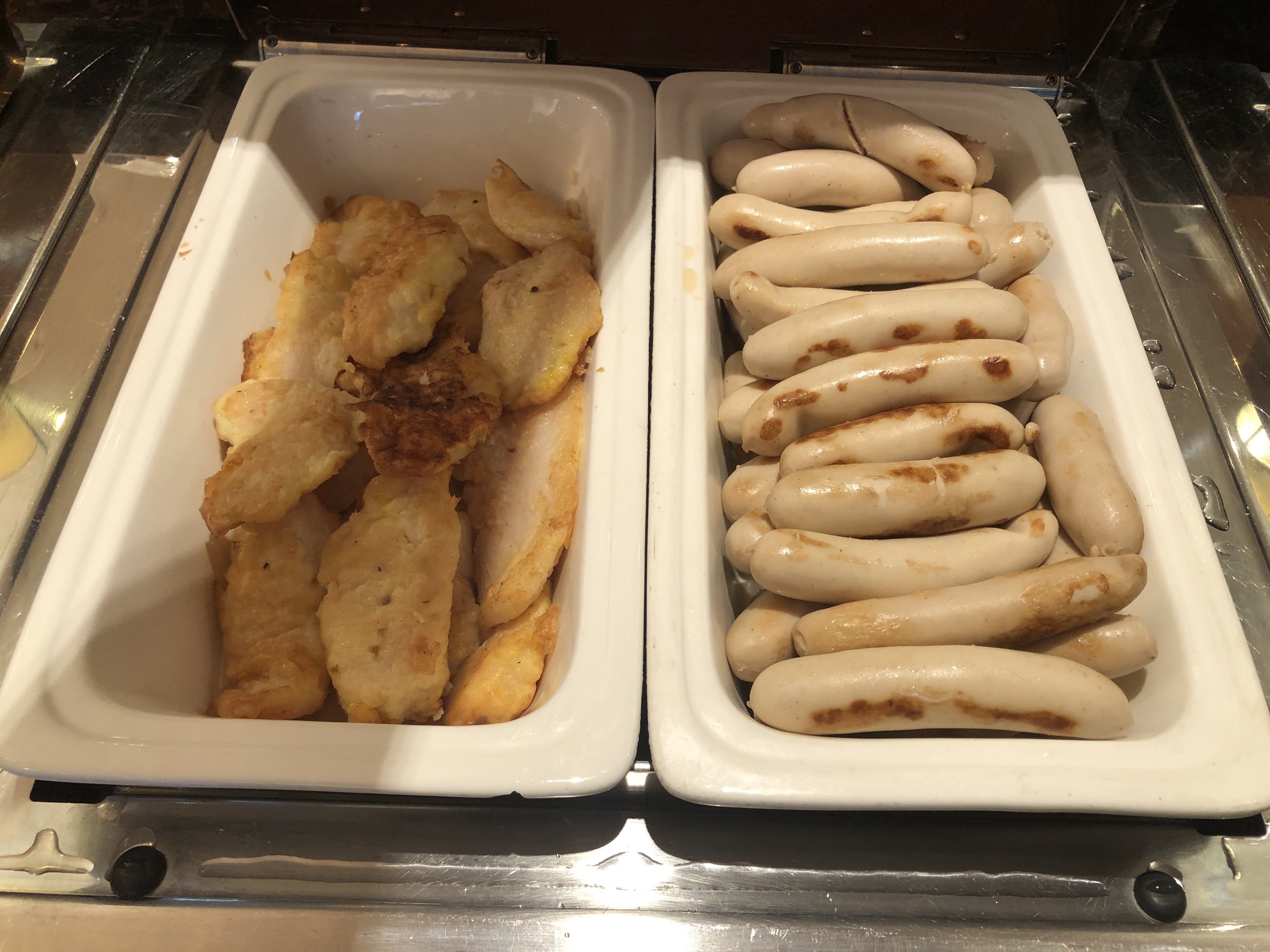 トレイの上の食べ物