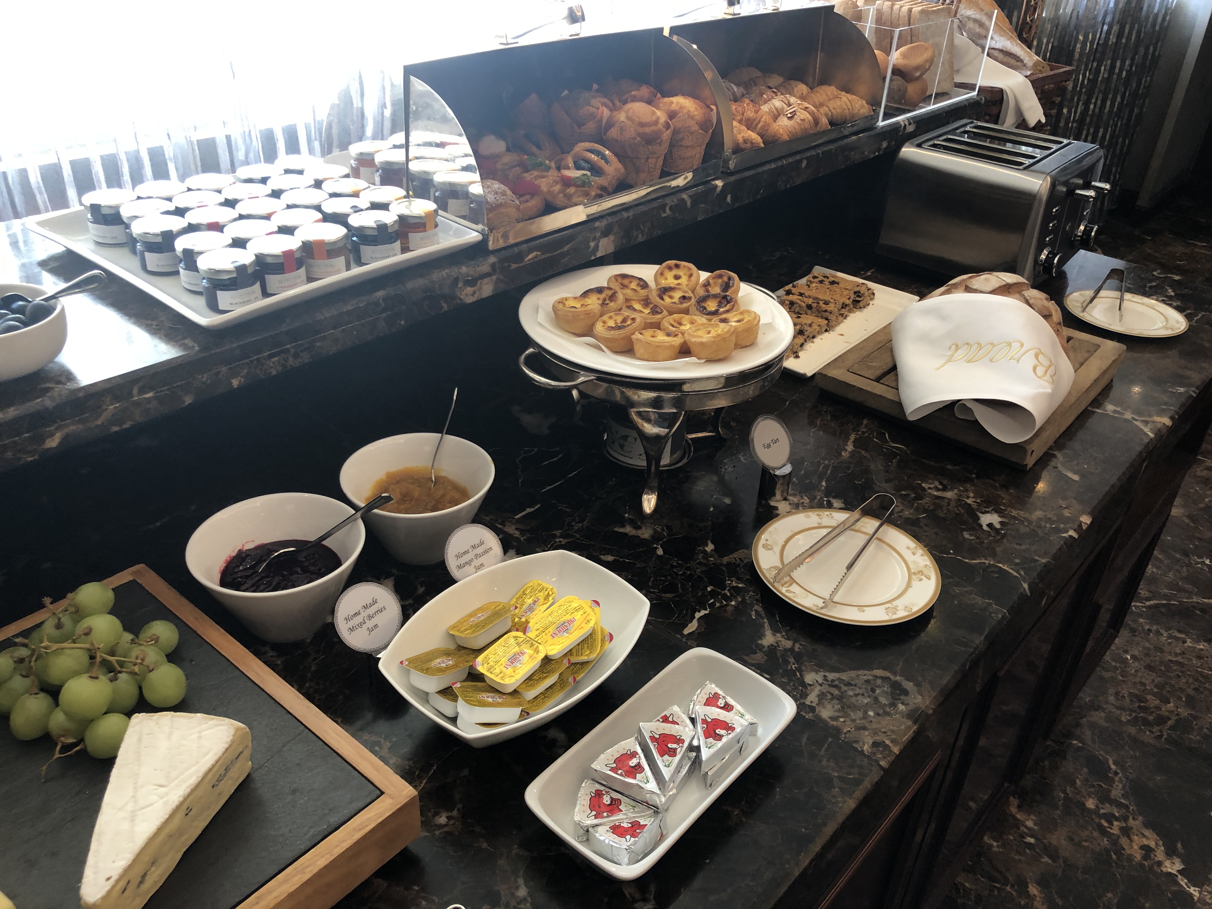 カウンターに置いている様々な料理