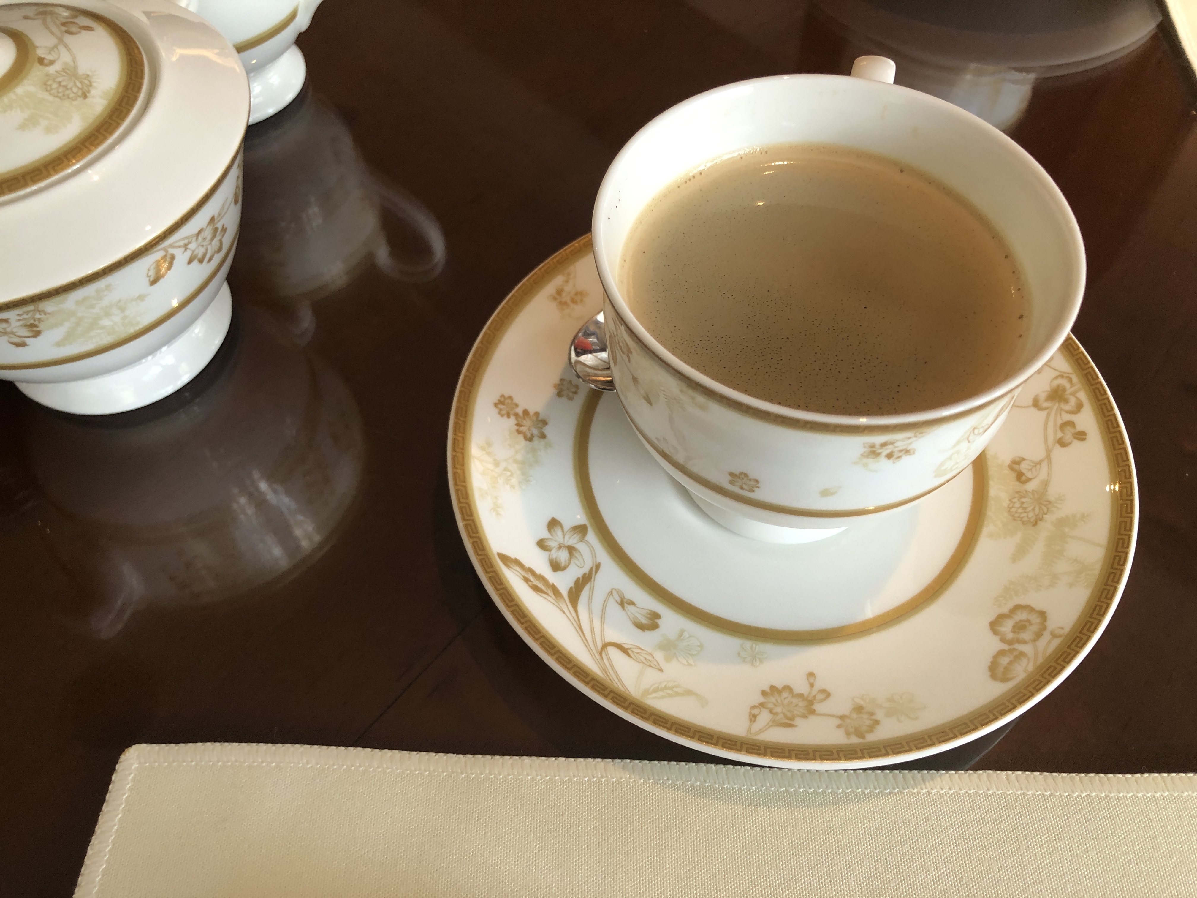 テーブルの上にあるコーヒー