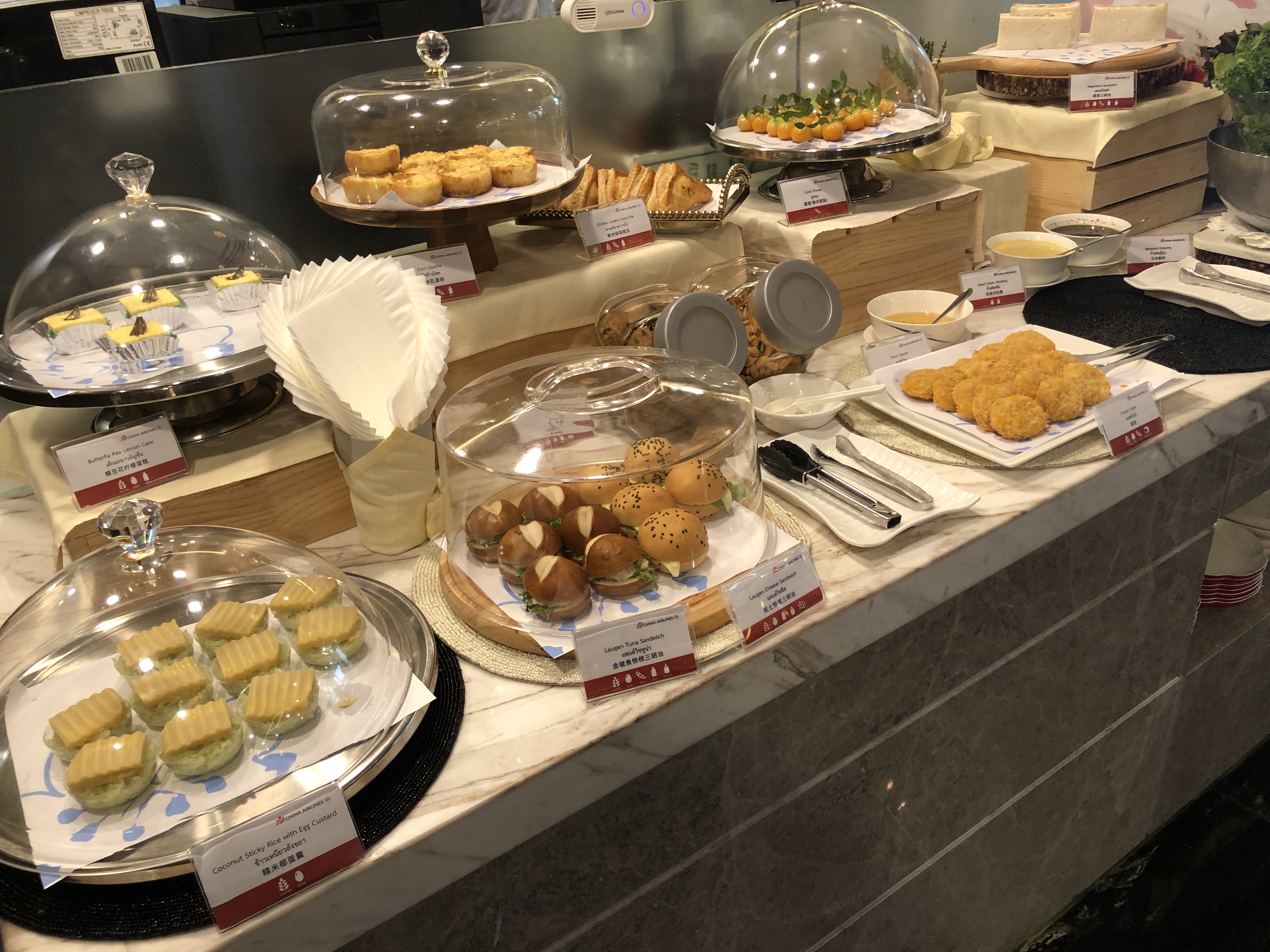 カウンターに置いている様々な種類のケーキ