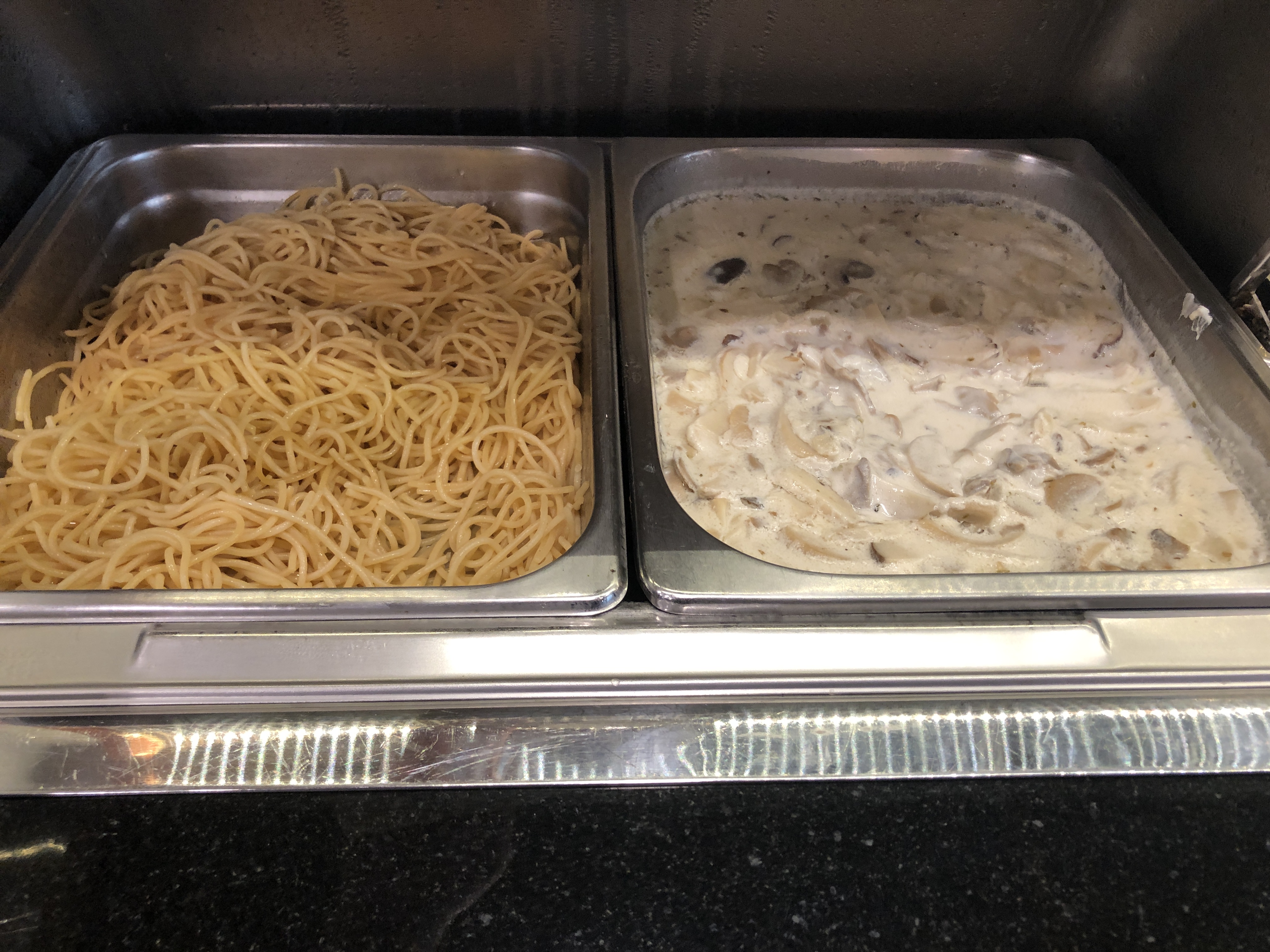 オーブンの中に入っている食べ物
