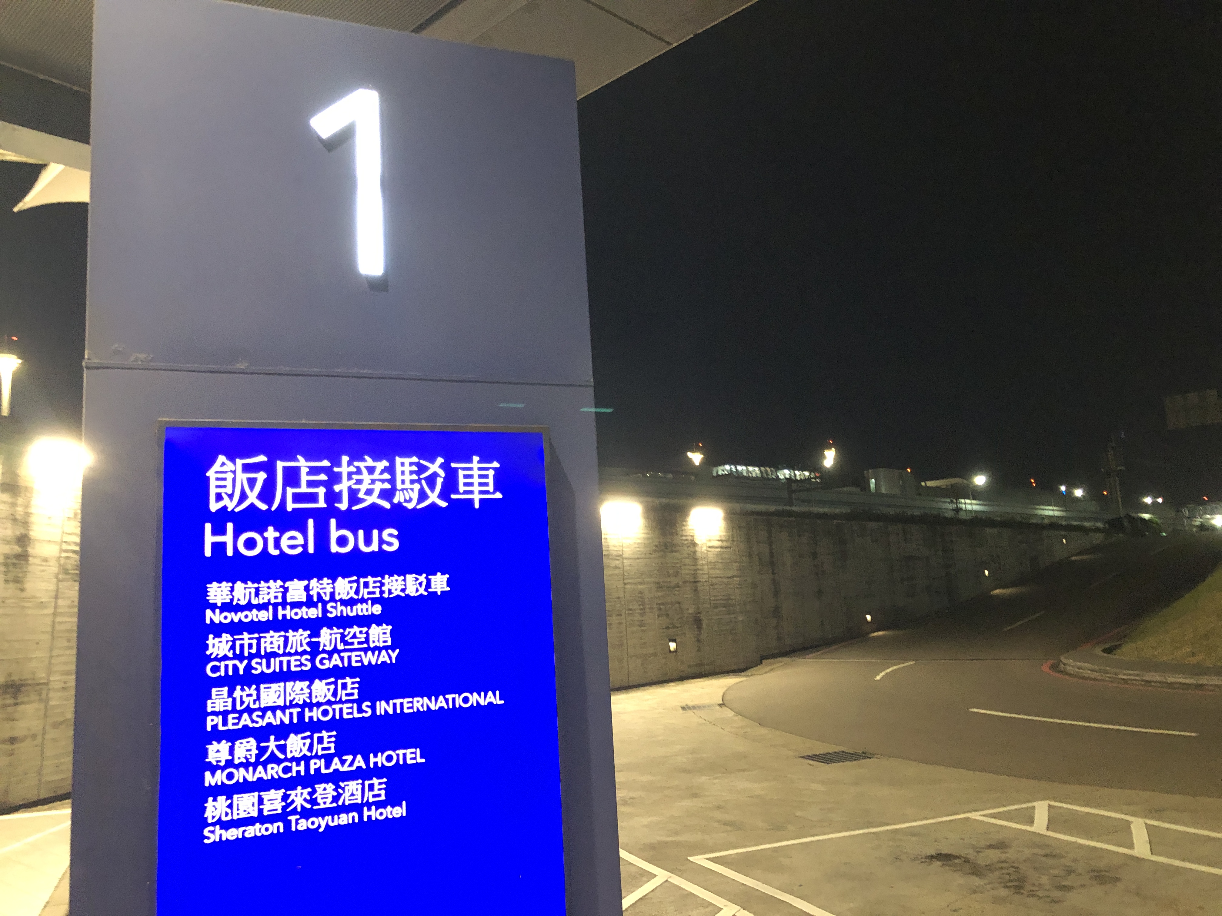 壁に掛けられた看板