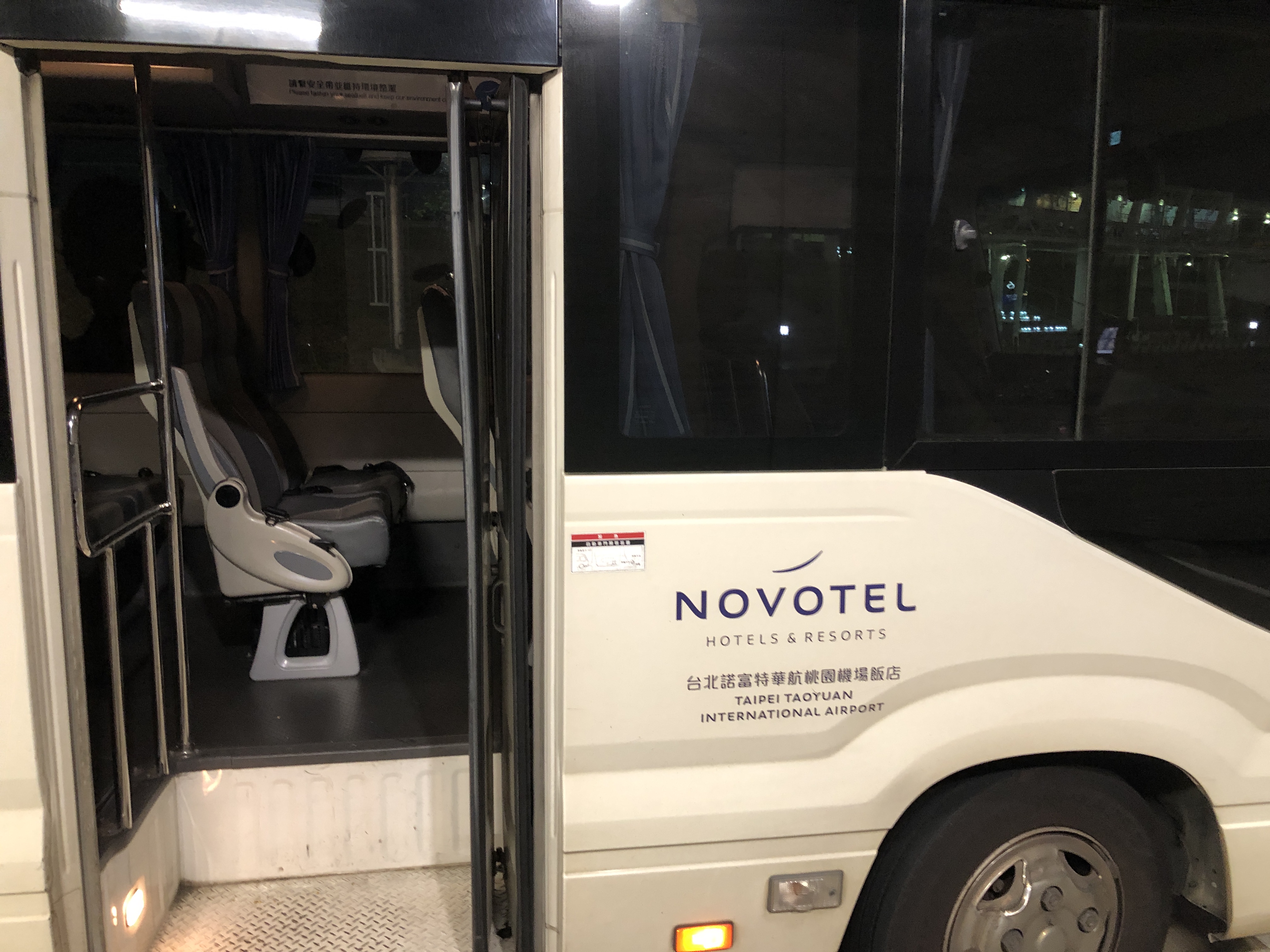 ドアが開いている車とバス