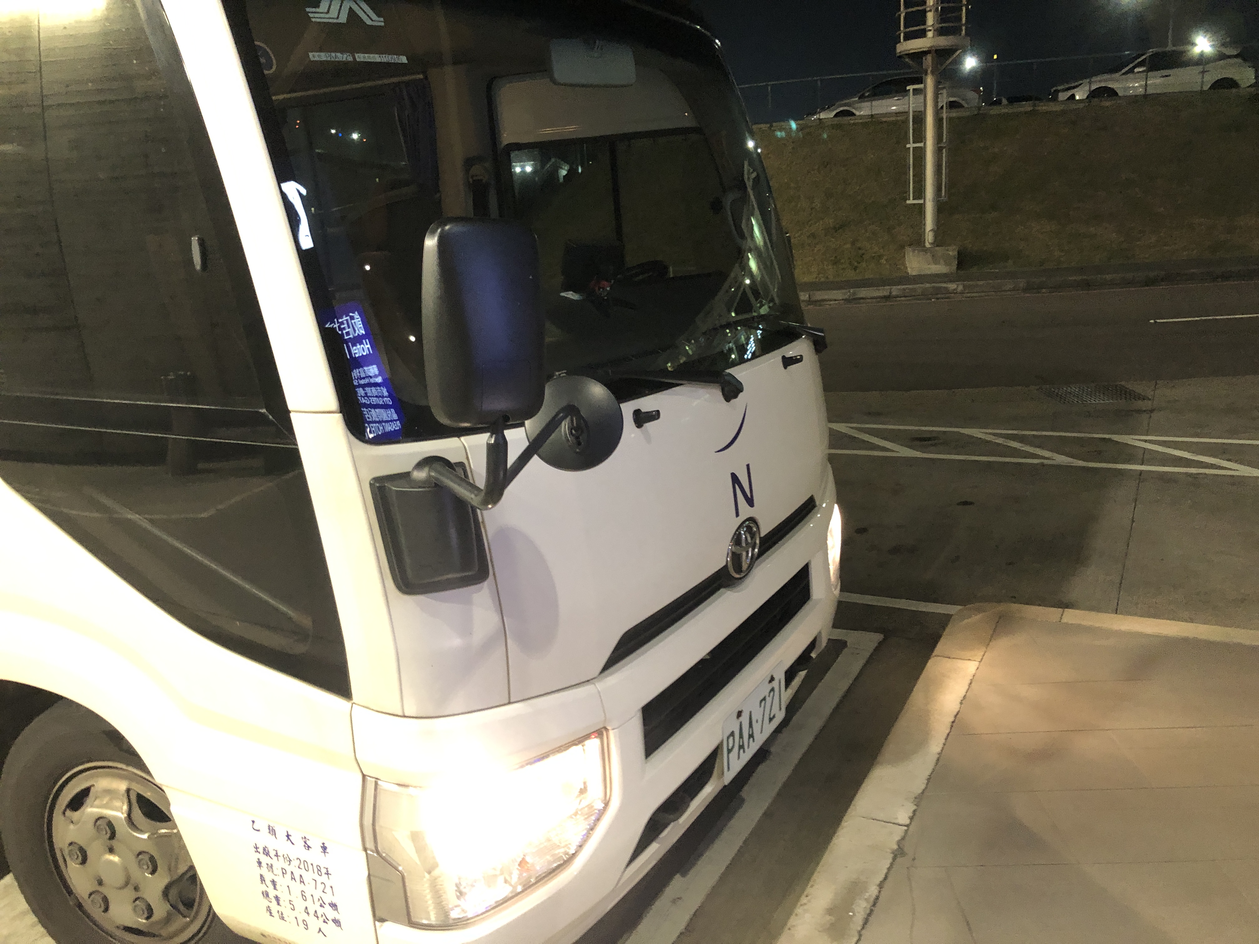 駅のホームに停まっている車
