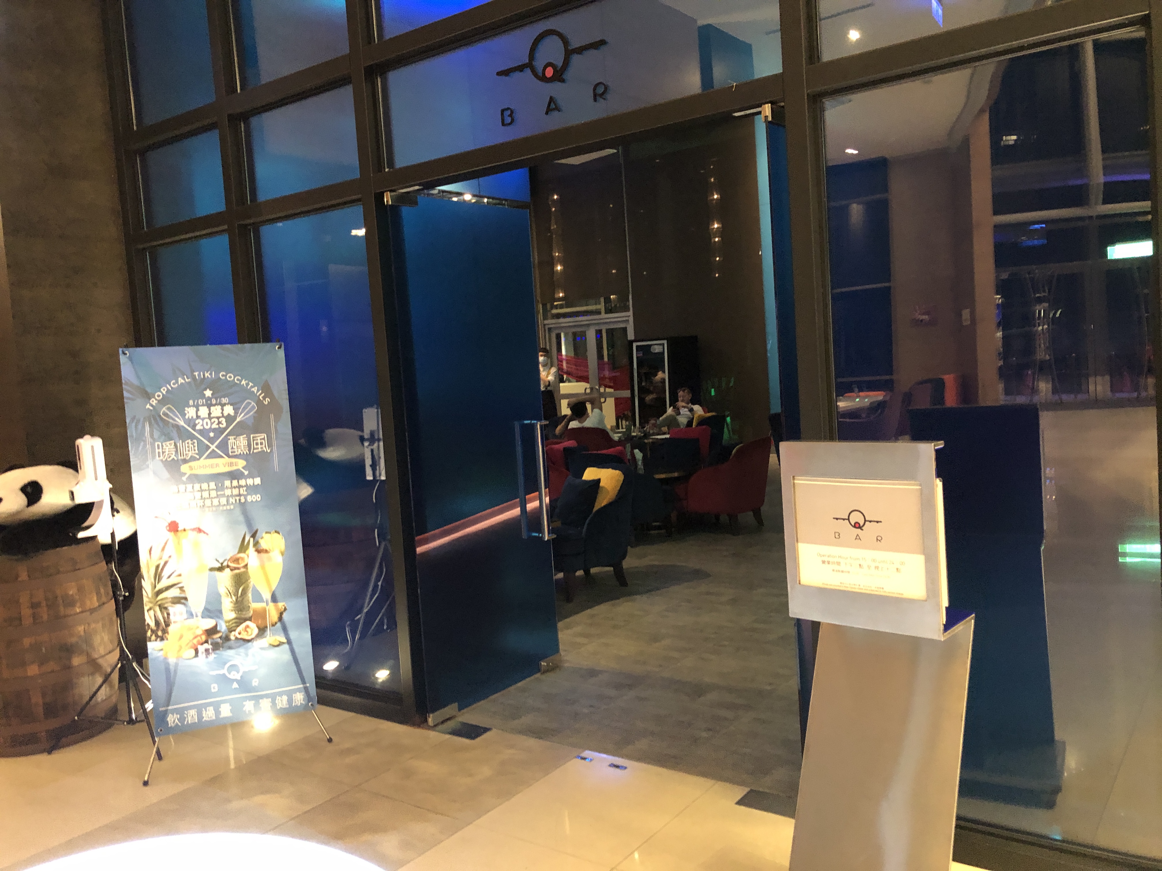 ガラスドアに貼られたポスター