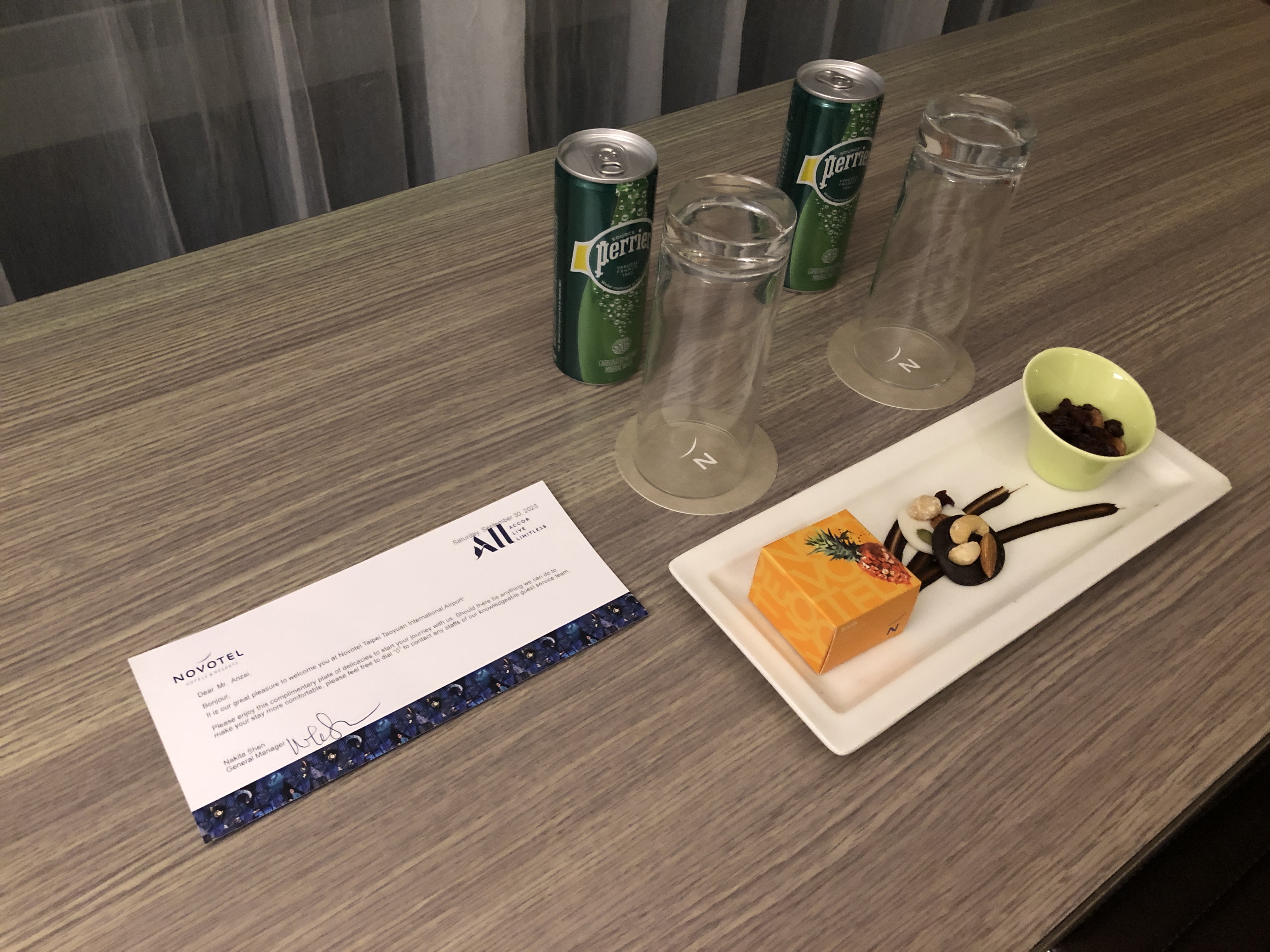 テーブルの上の食べ物と飲み物