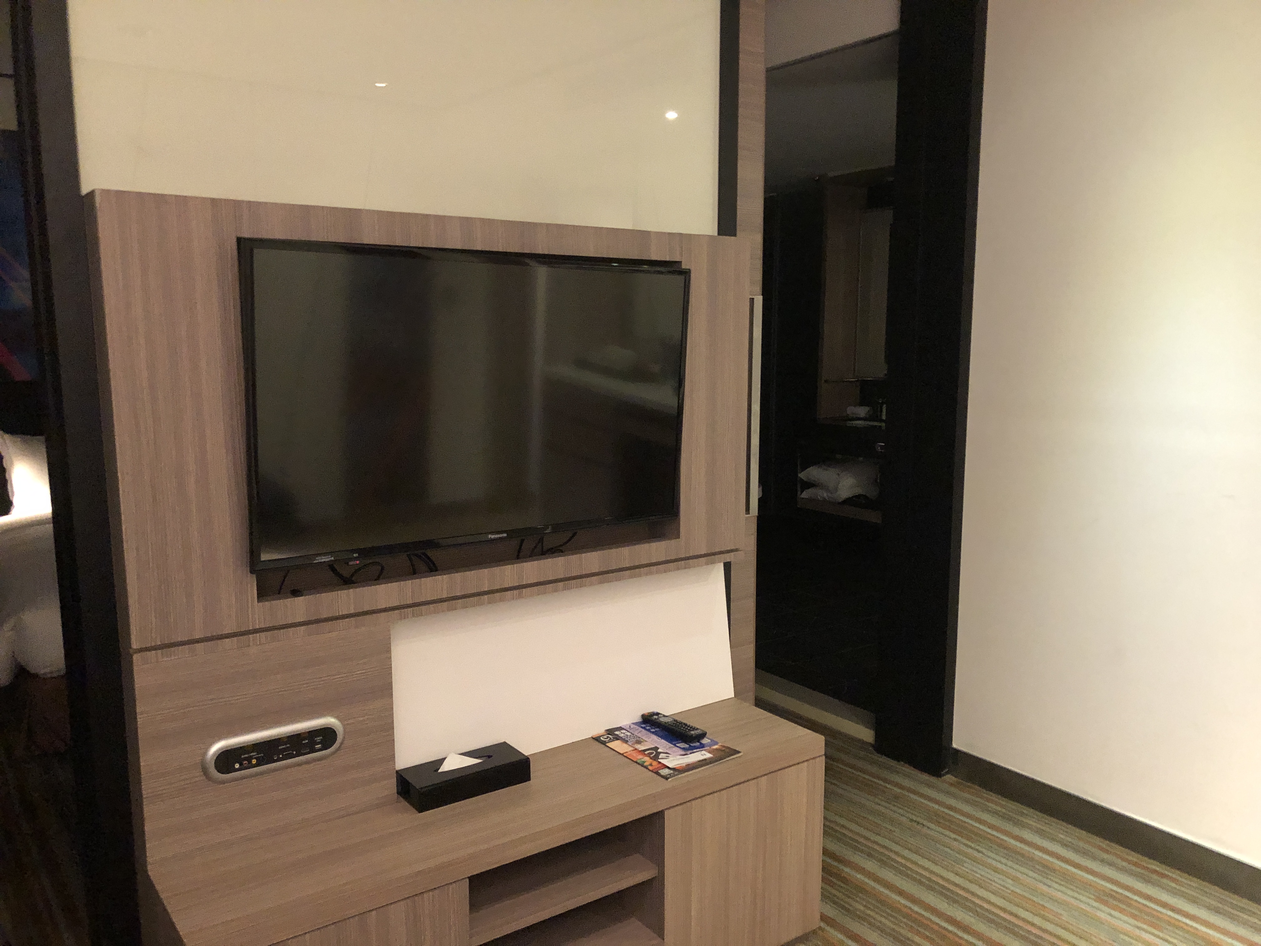 カウンターに置かれたテレビ