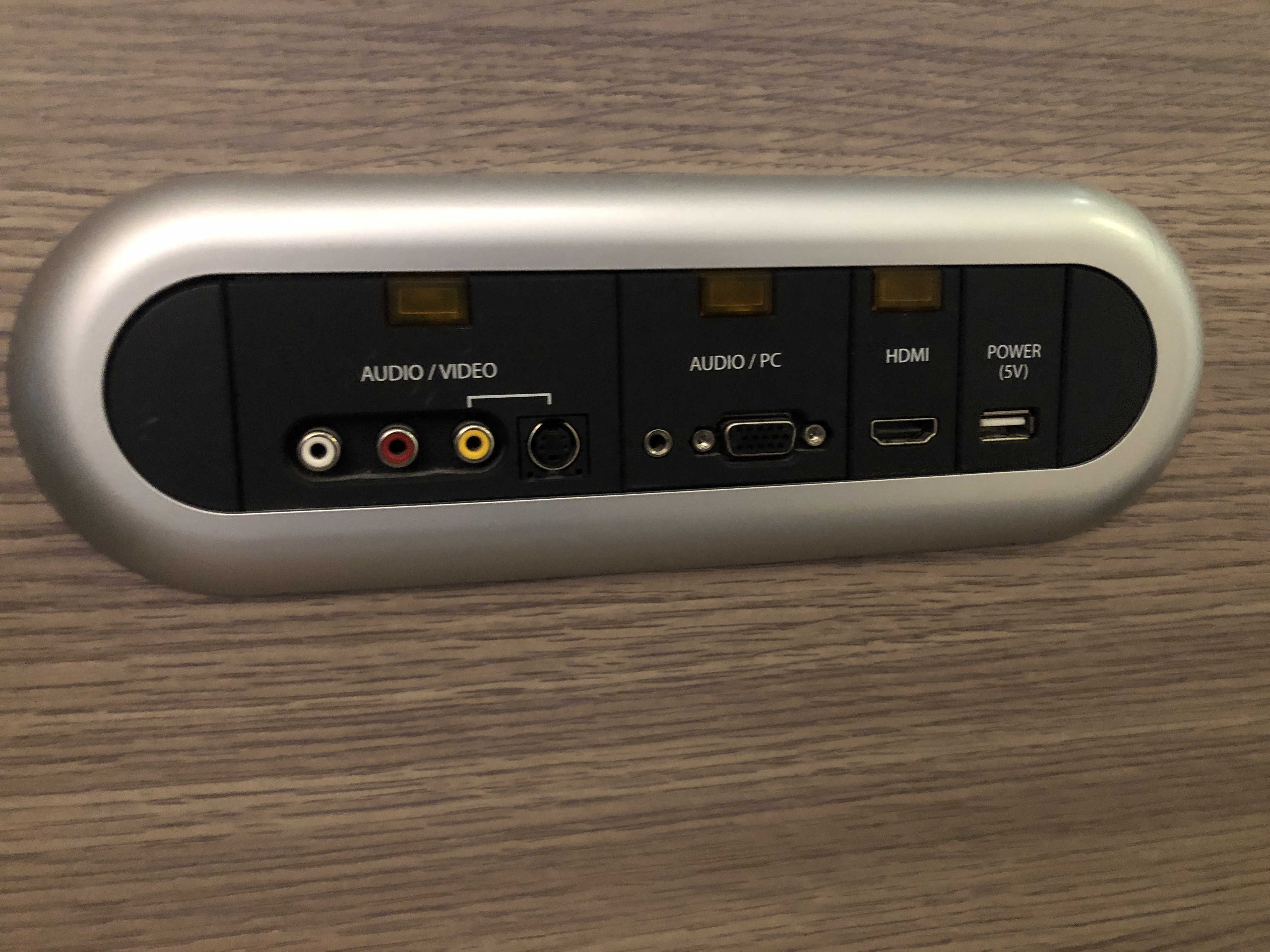 台の上に置かれた携帯電話
