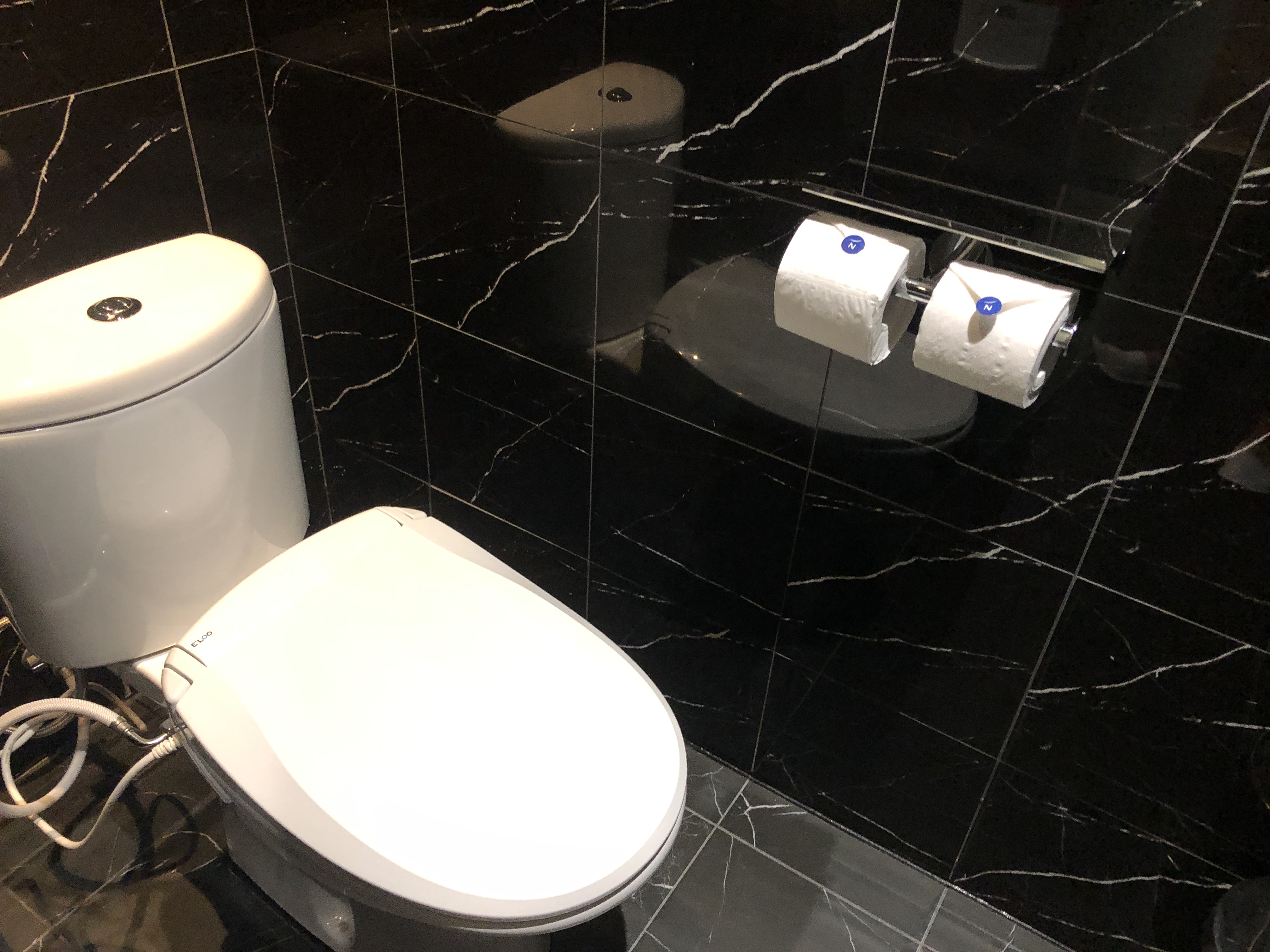 バスルームの一角にある便器