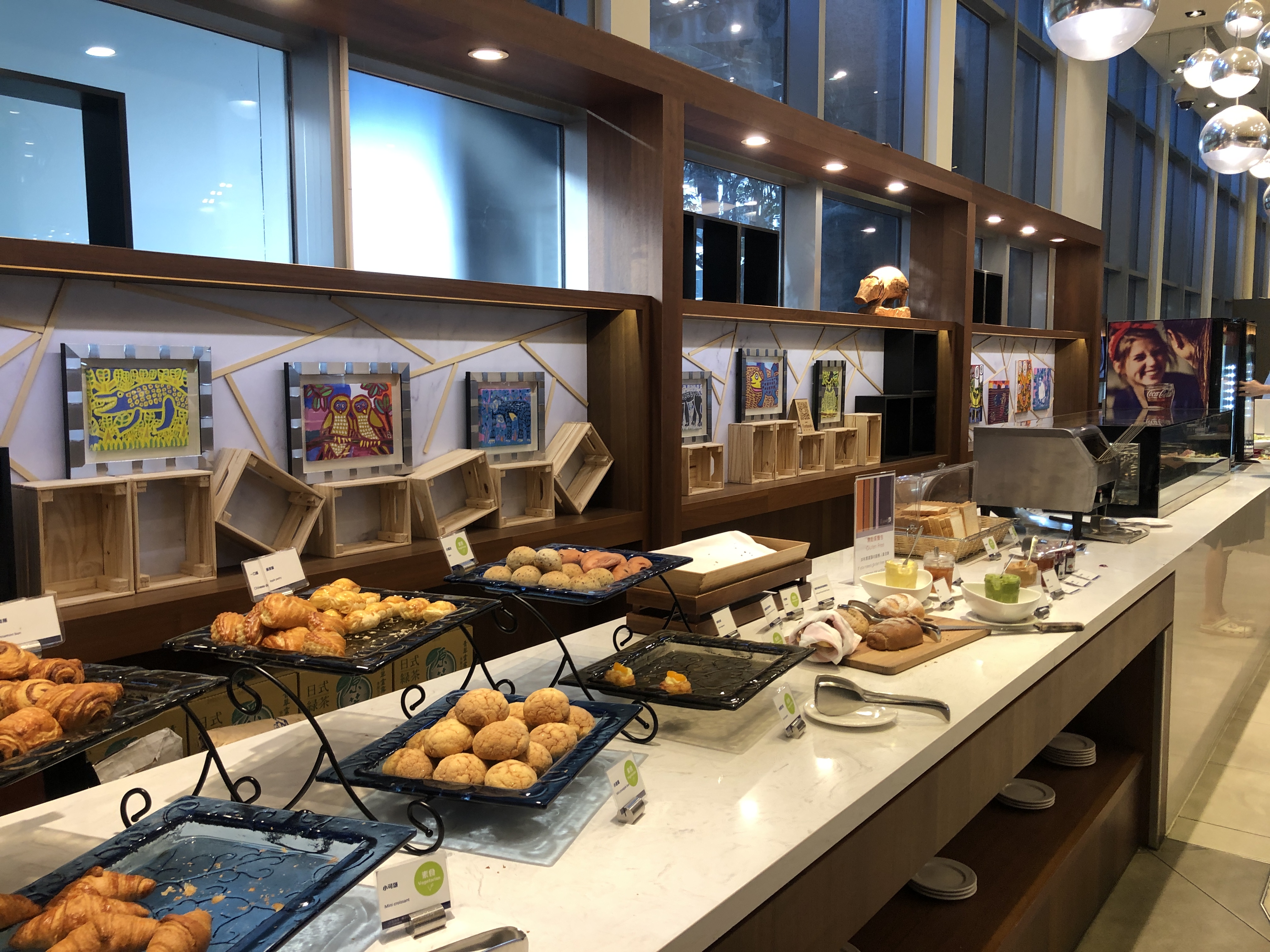 店のカウンターに置いている様々なドーナツ