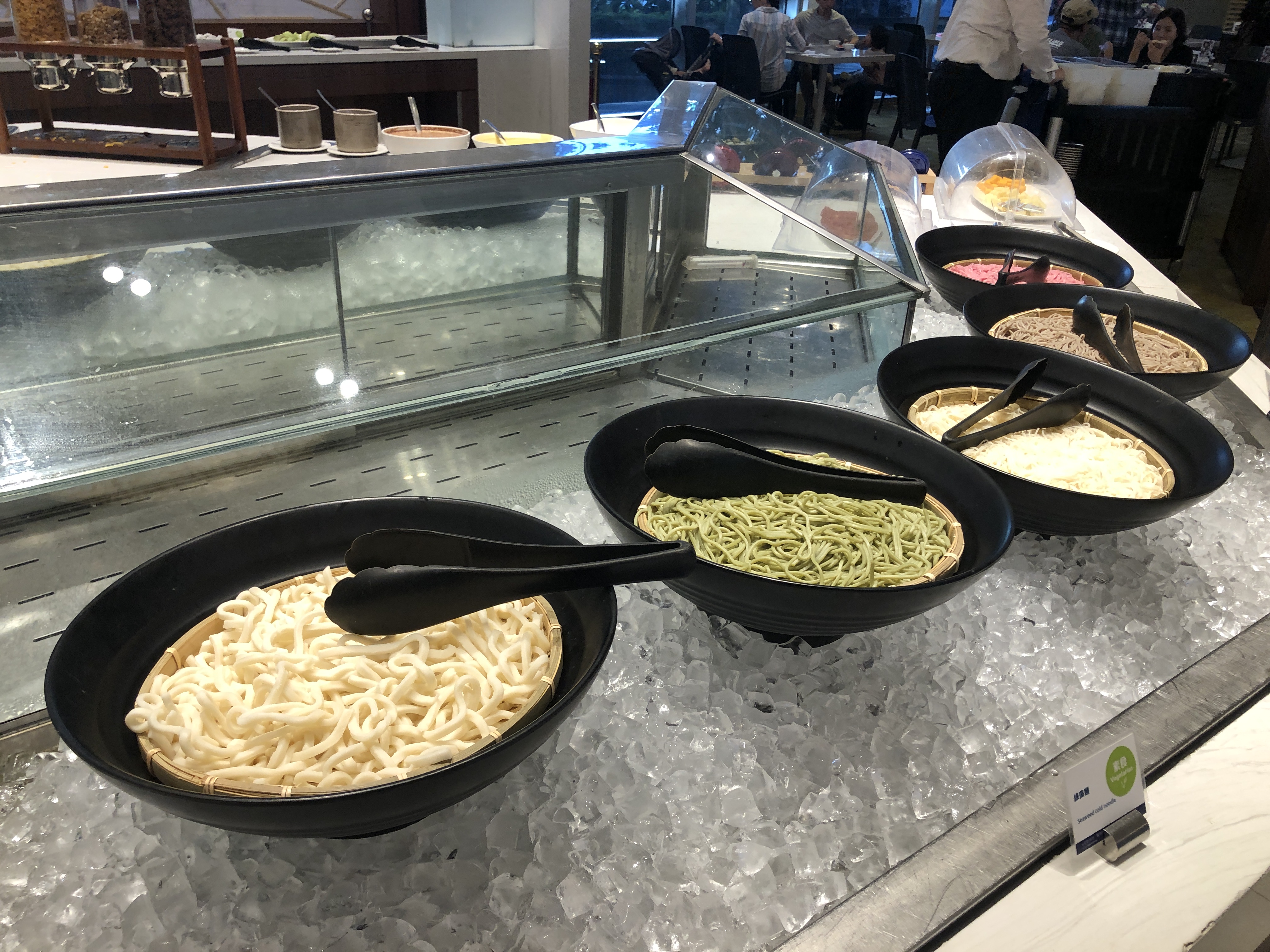 フライパンの中のケーキ