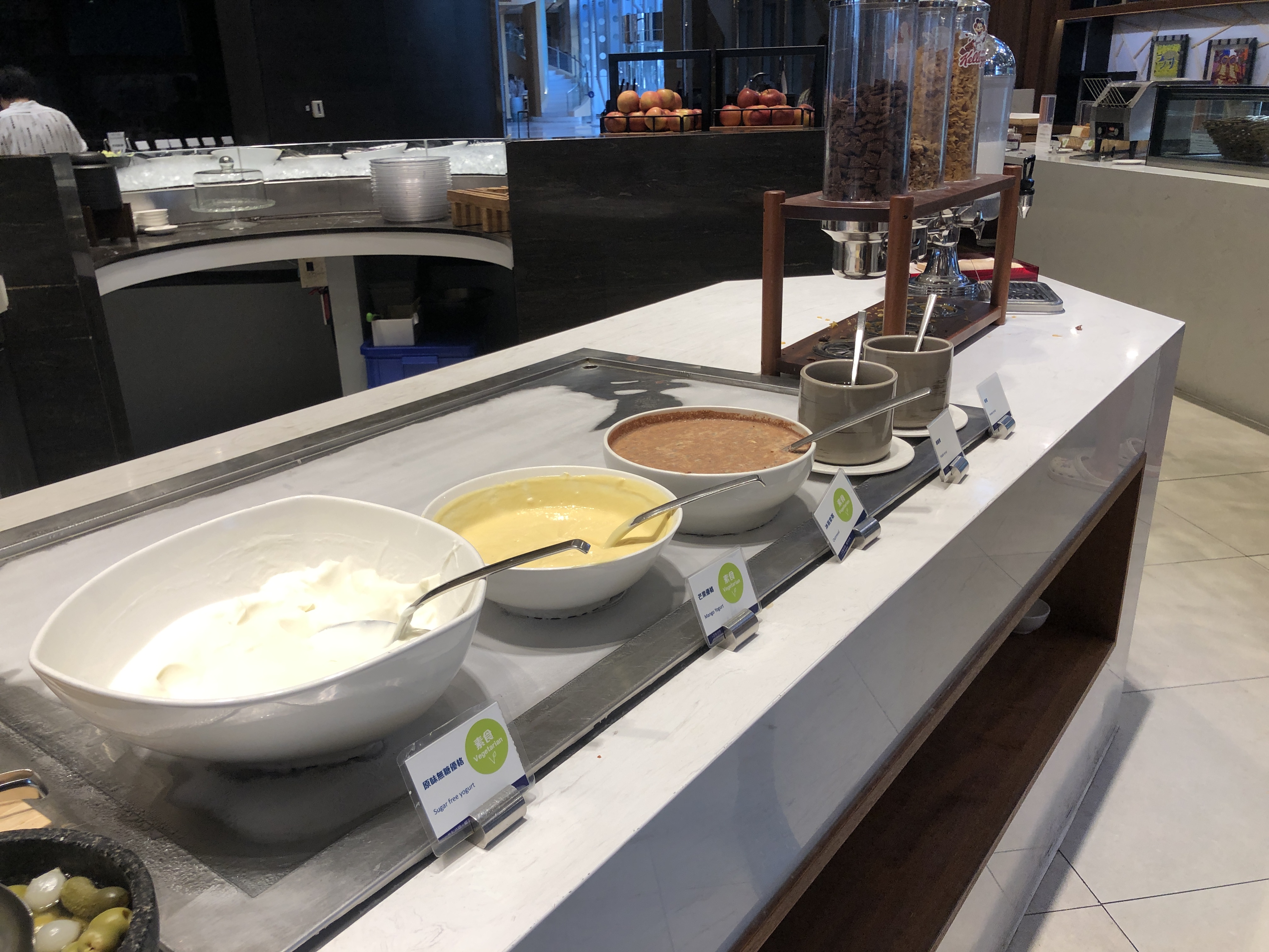 レストランのテーブルに置いている様々な食べ物