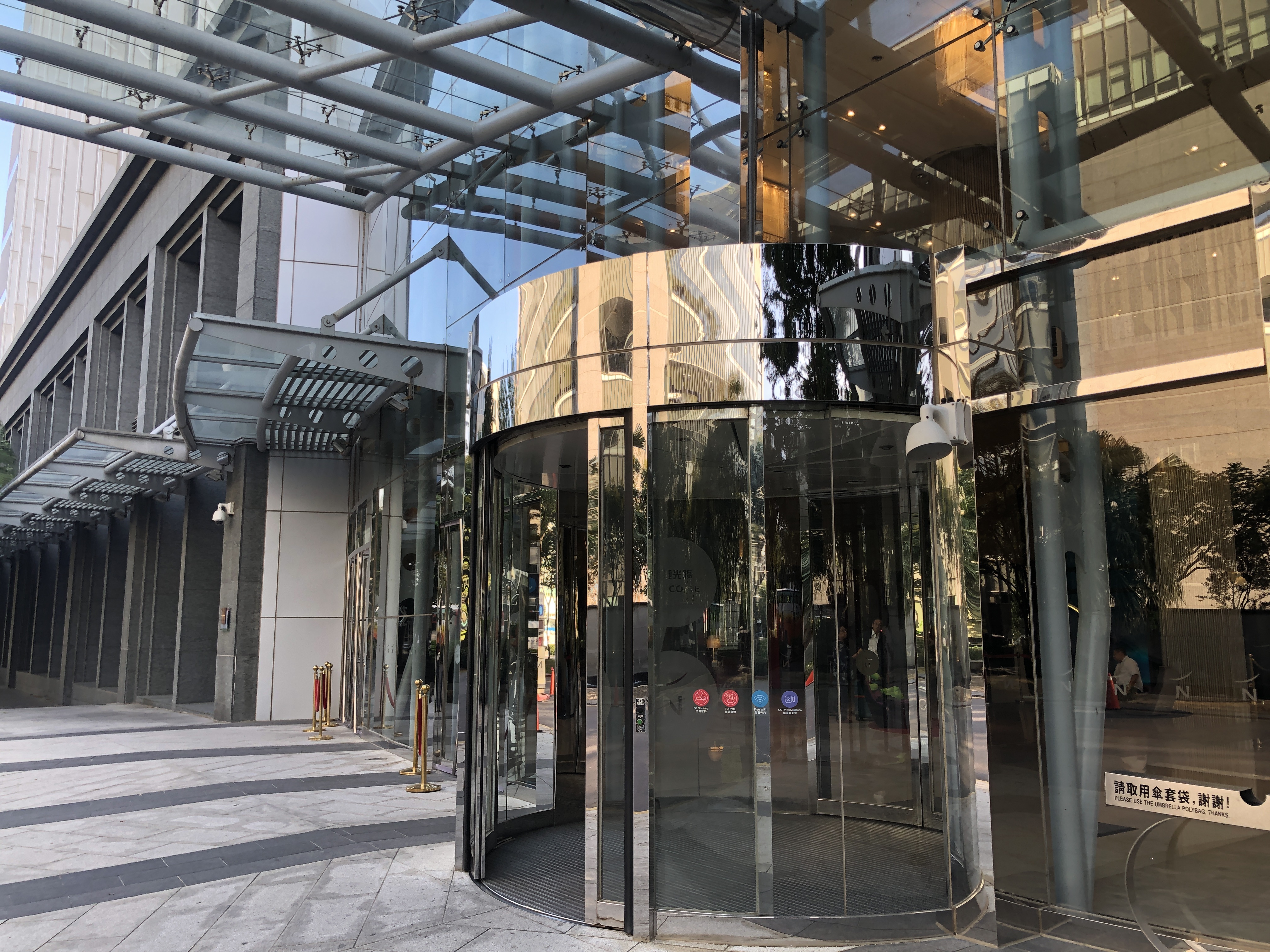 駅のホームと線路
