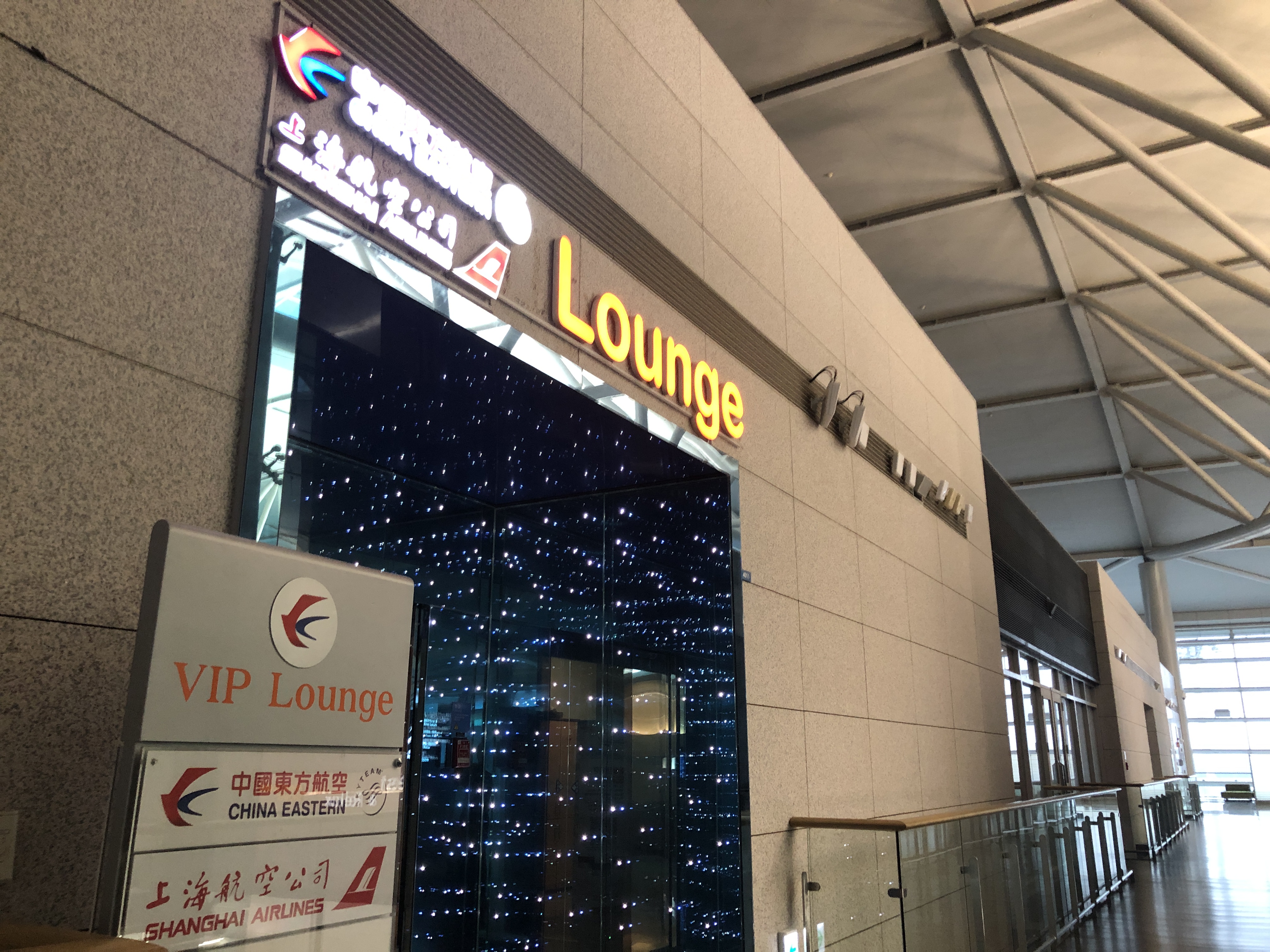 店の正面と入り口