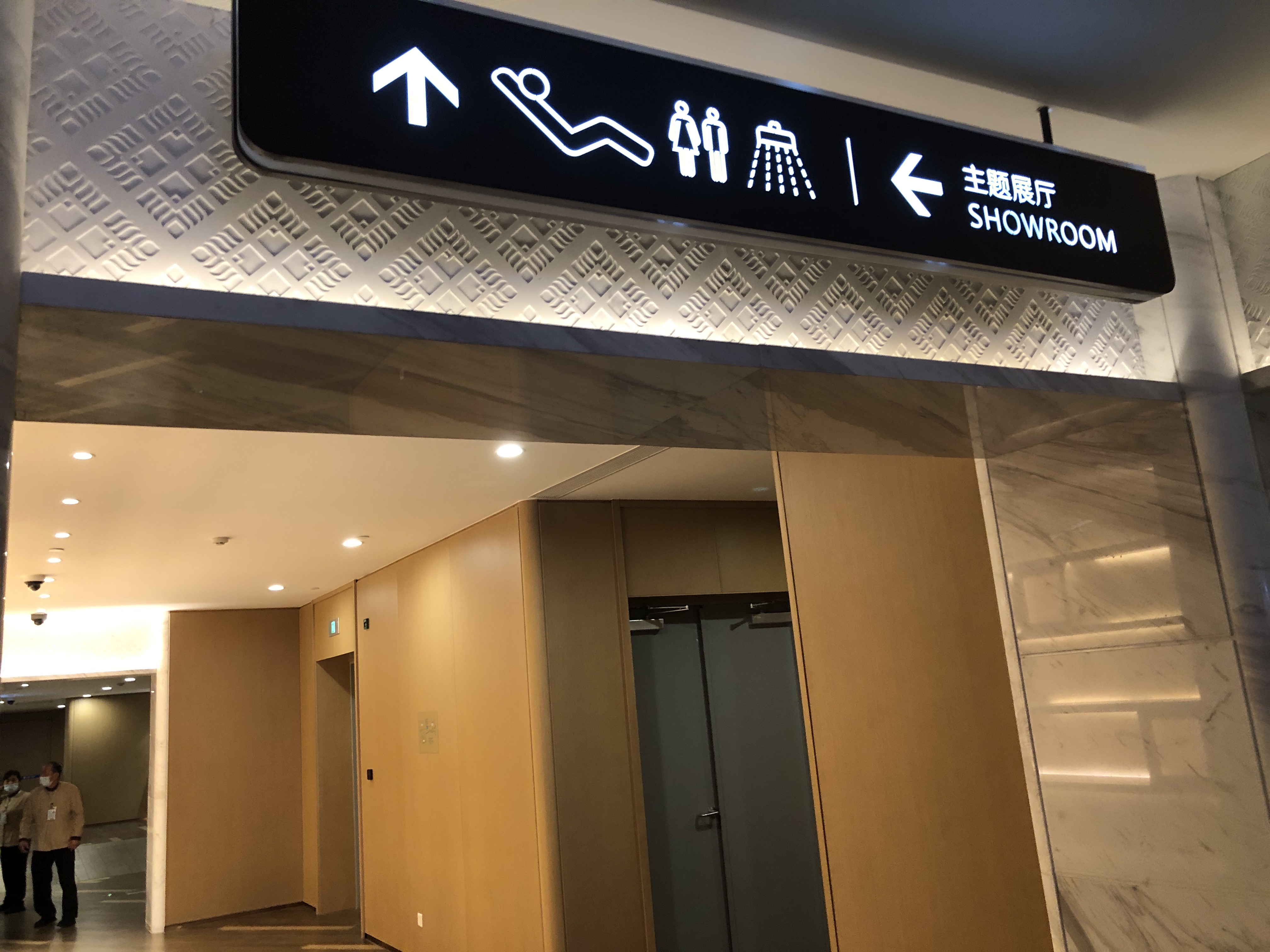 壁に掛けられた看板