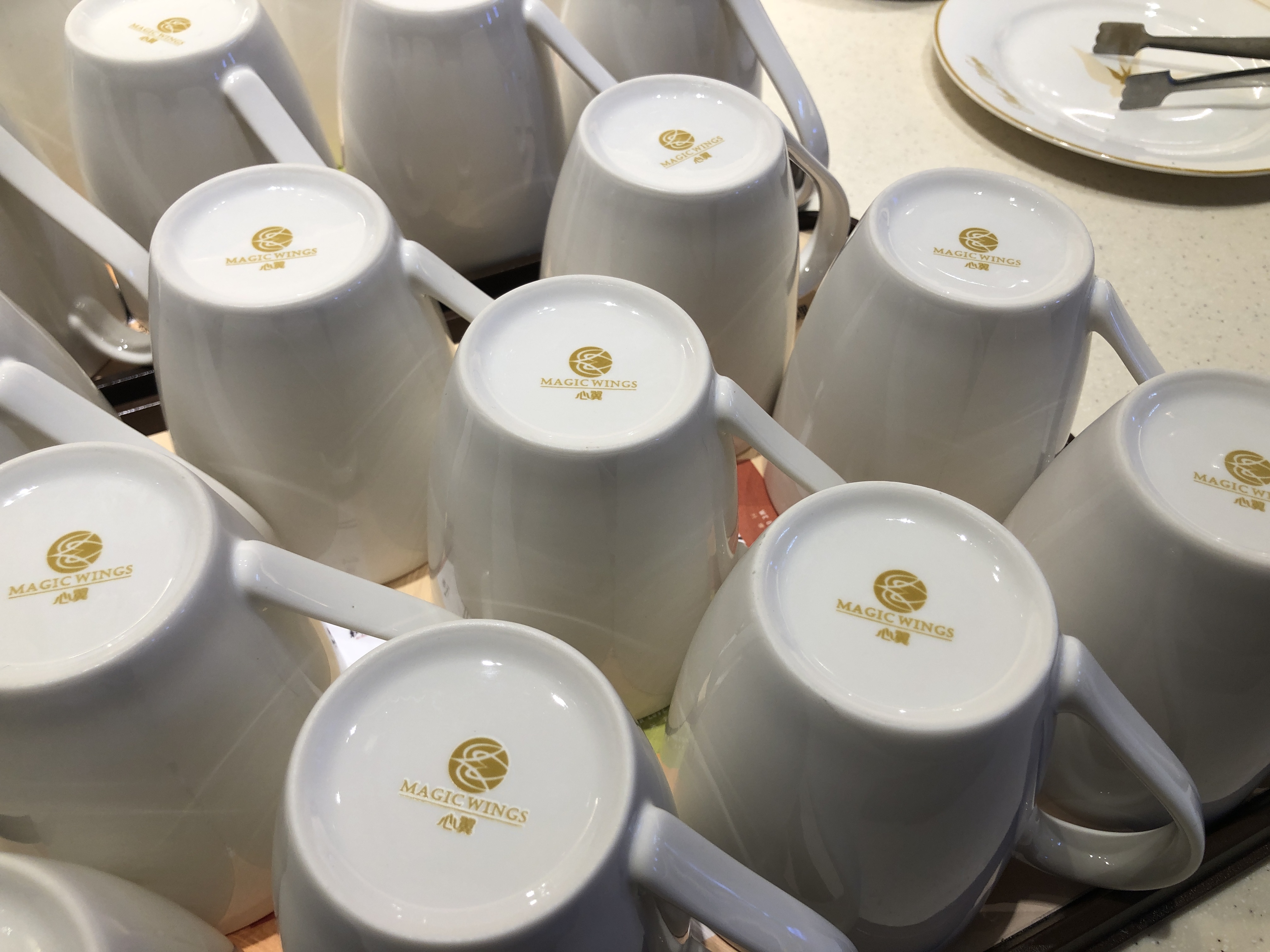 レストランのテーブルに置いているコーヒーとスープ