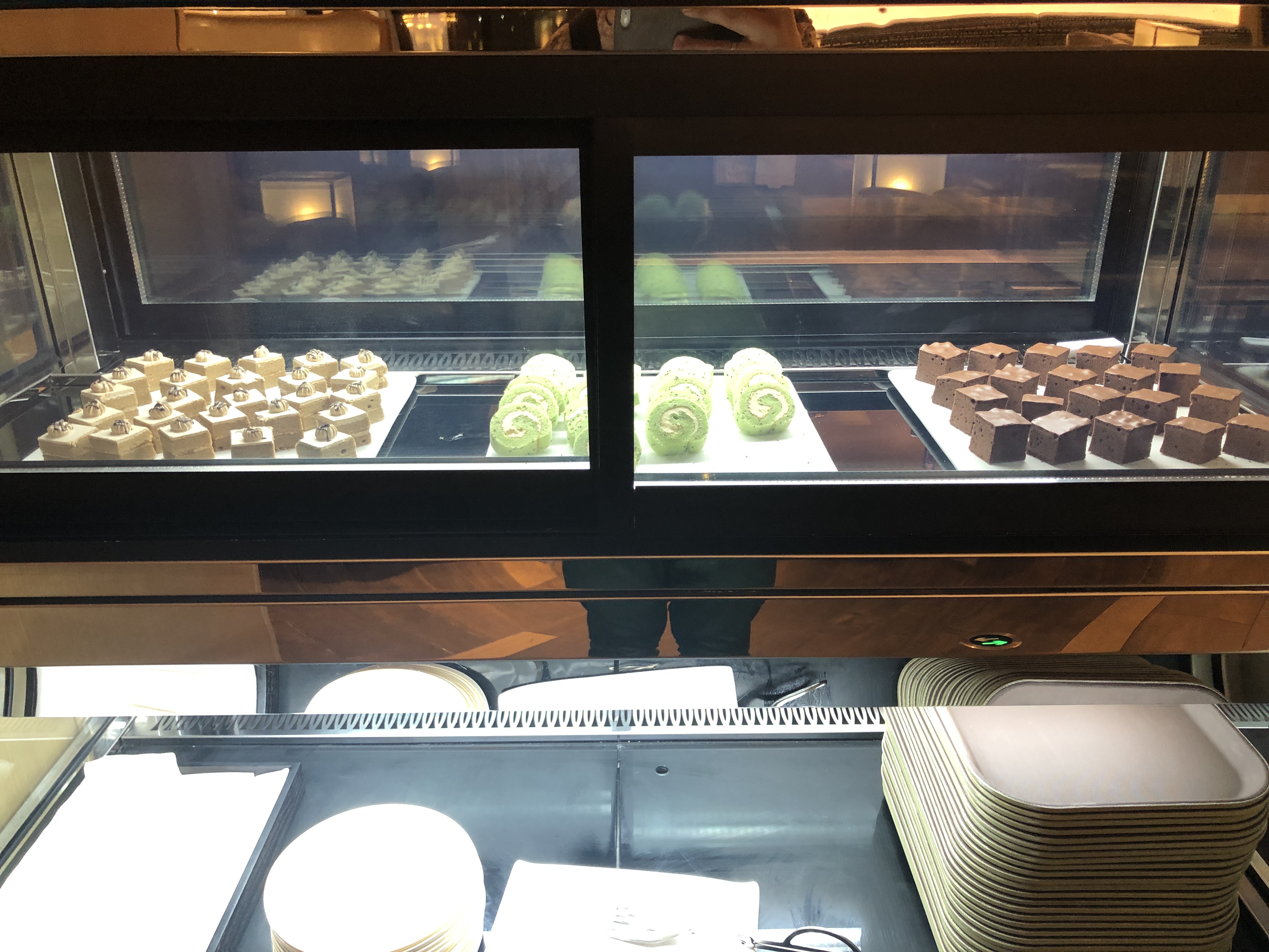 店の窓ガラスに貼ってある数種類のドーナツ