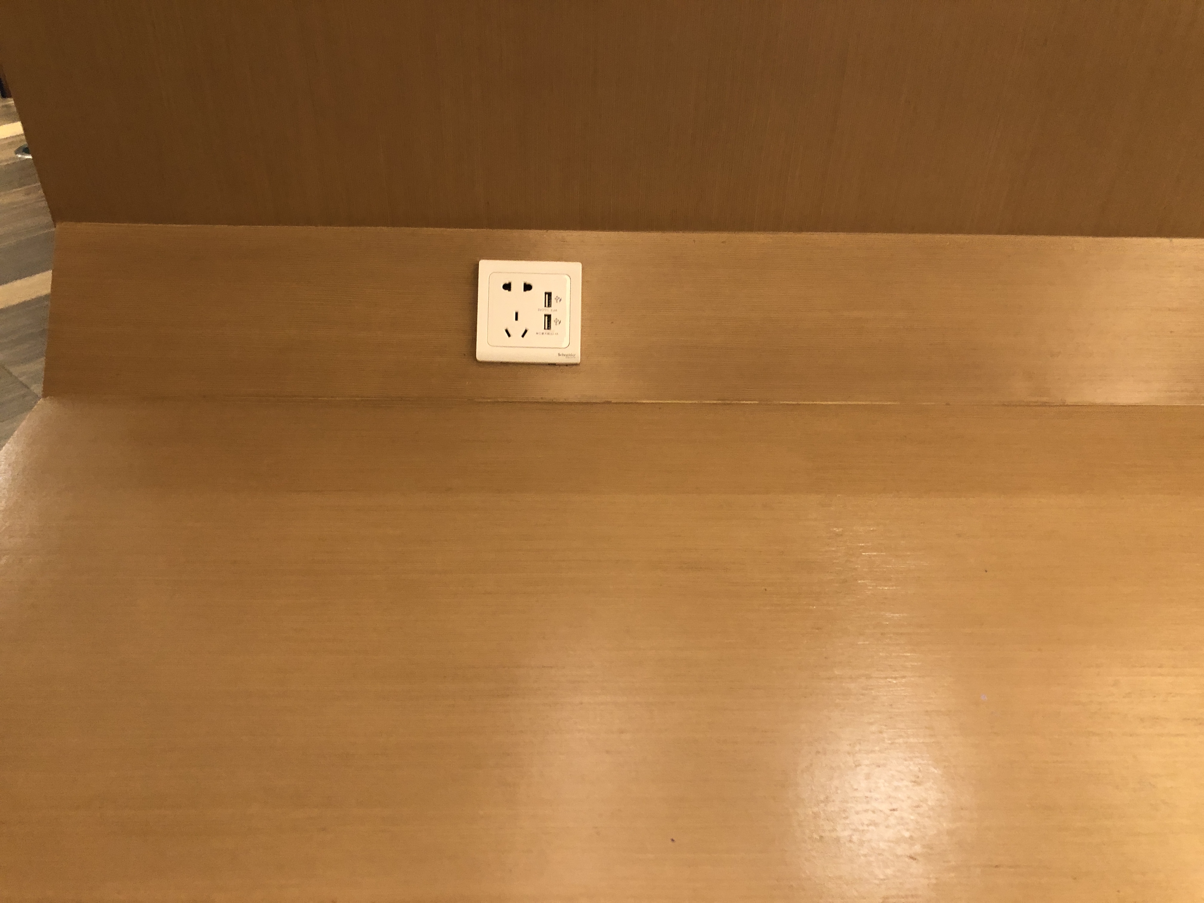テーブルに置かれたパンフレット