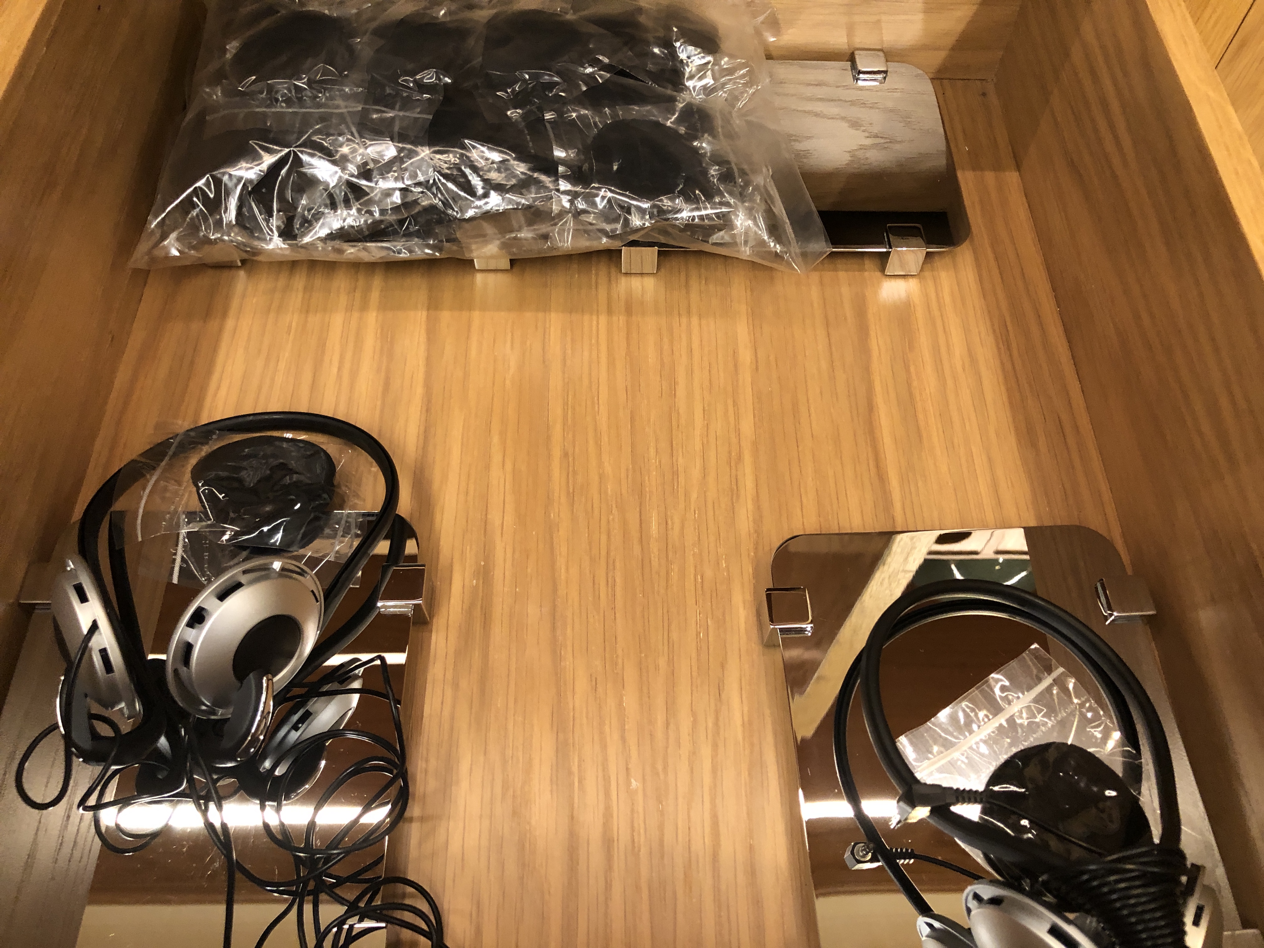 木製テーブルの上に置かれたナイフ