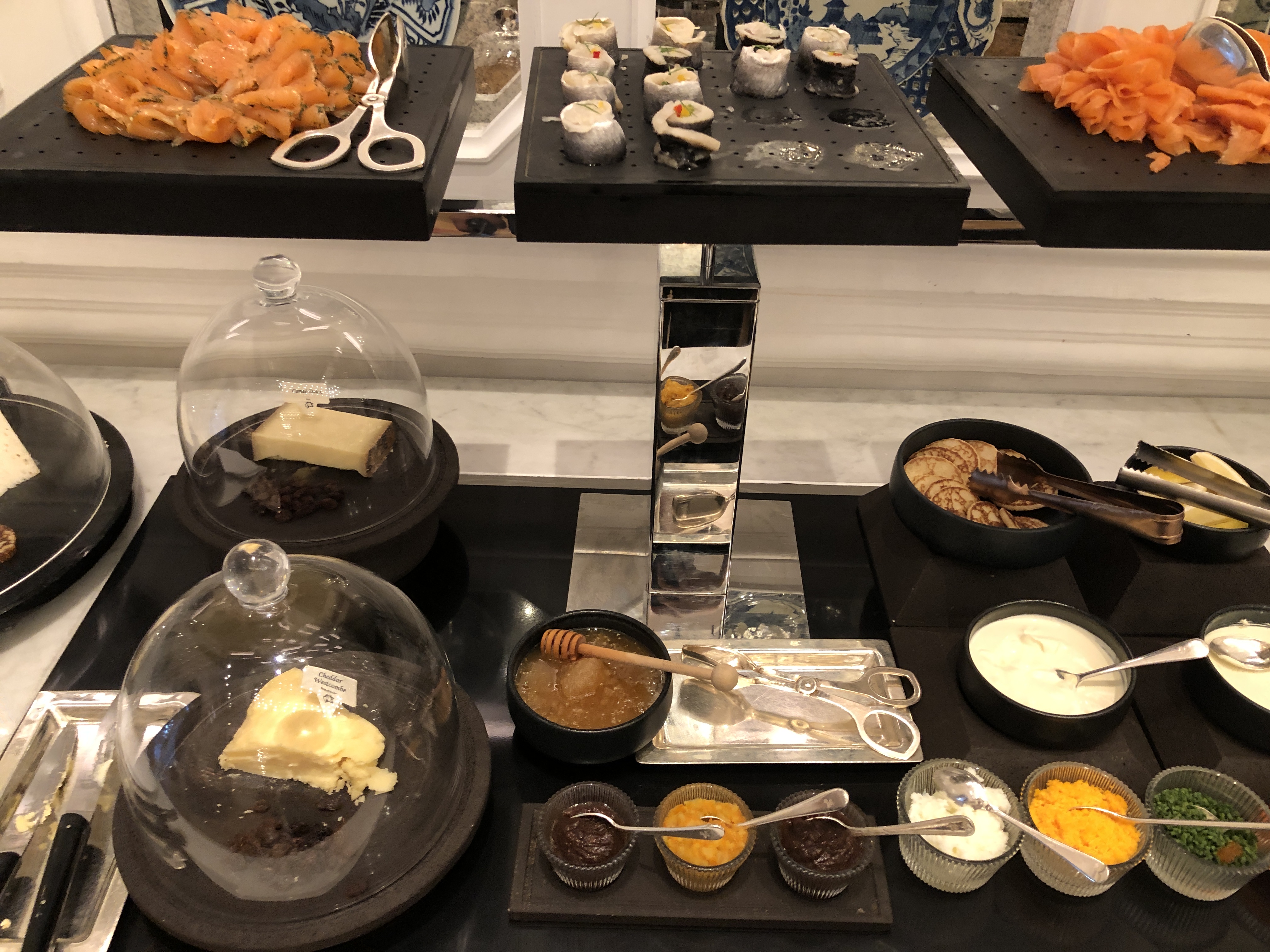 テーブルに置いている様々な料理
