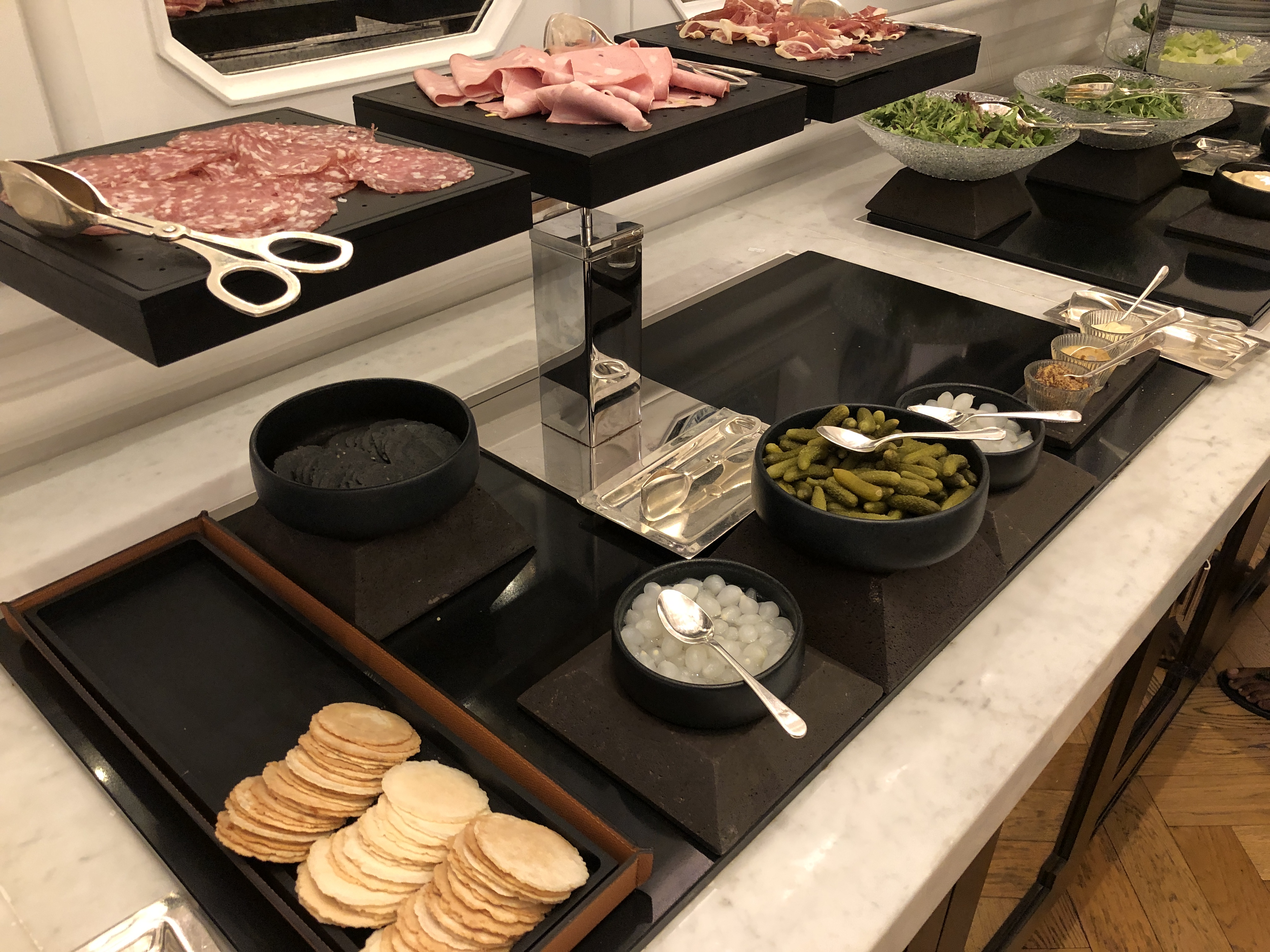 カウンターの上にある数種類の料理