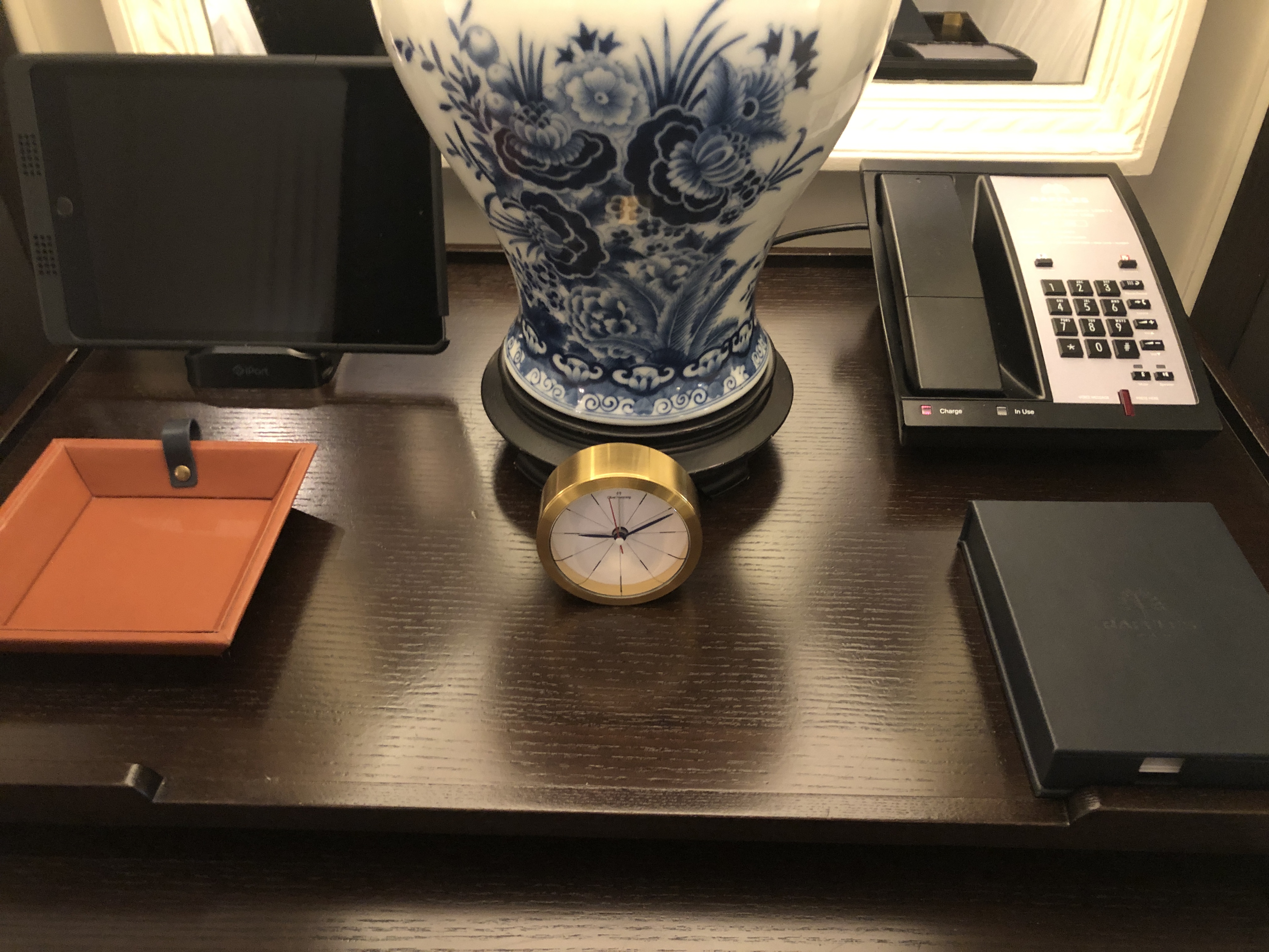 机の上に置かれた花瓶