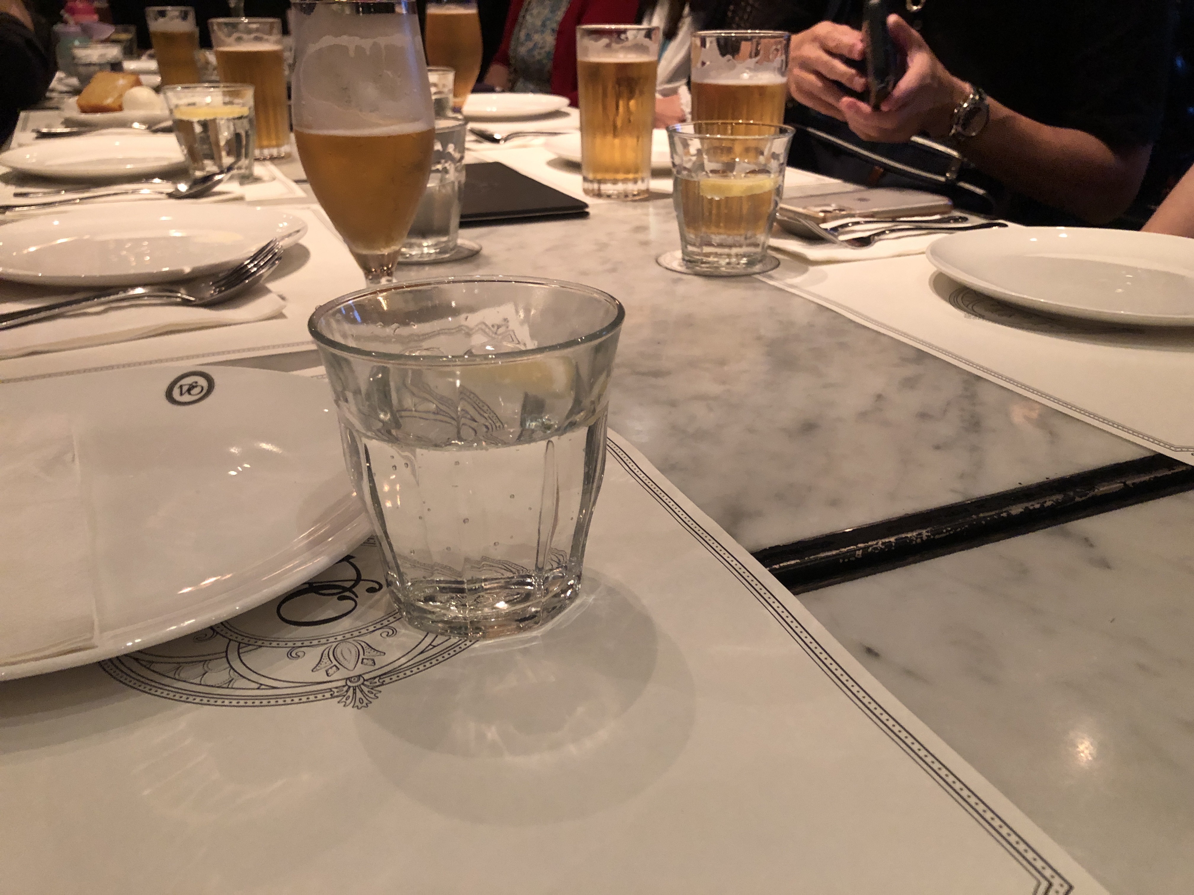 テーブルの上のワイングラス