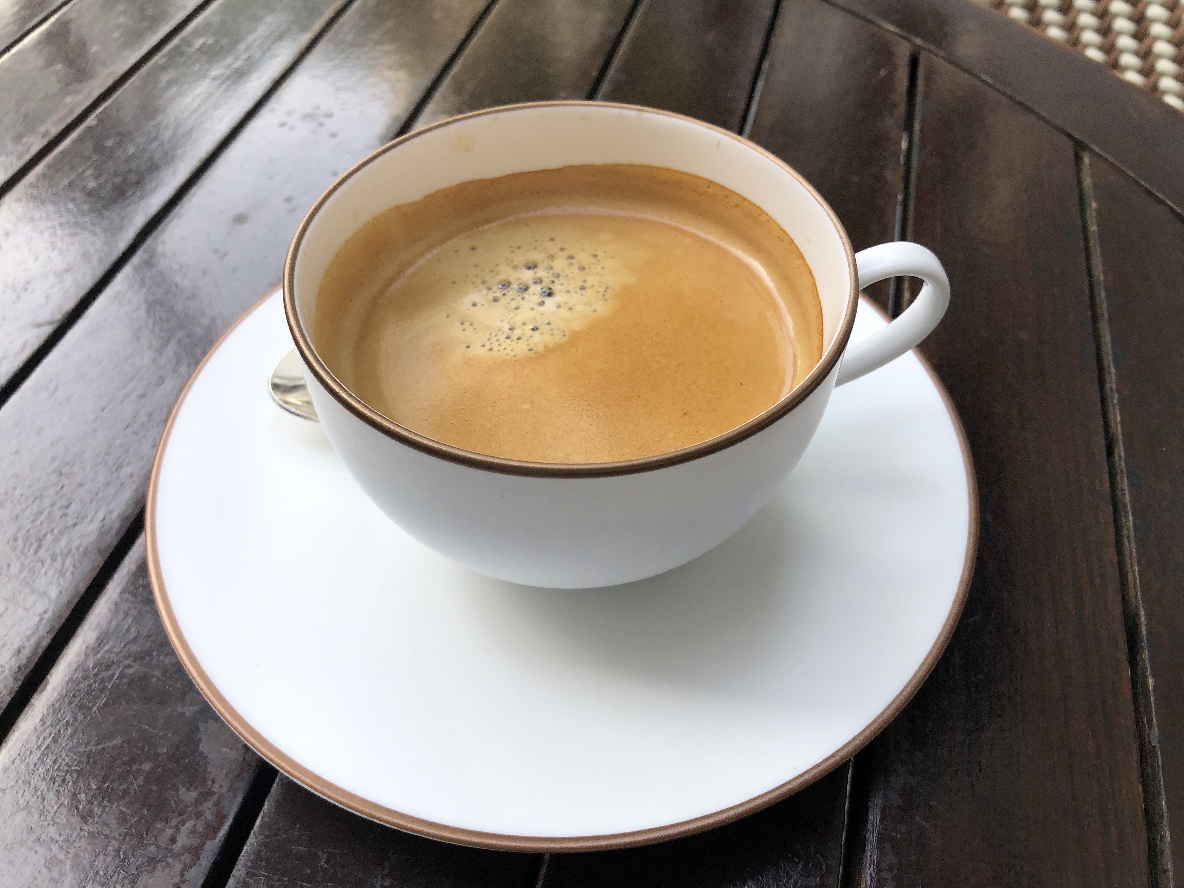 皿の上にあるコーヒー