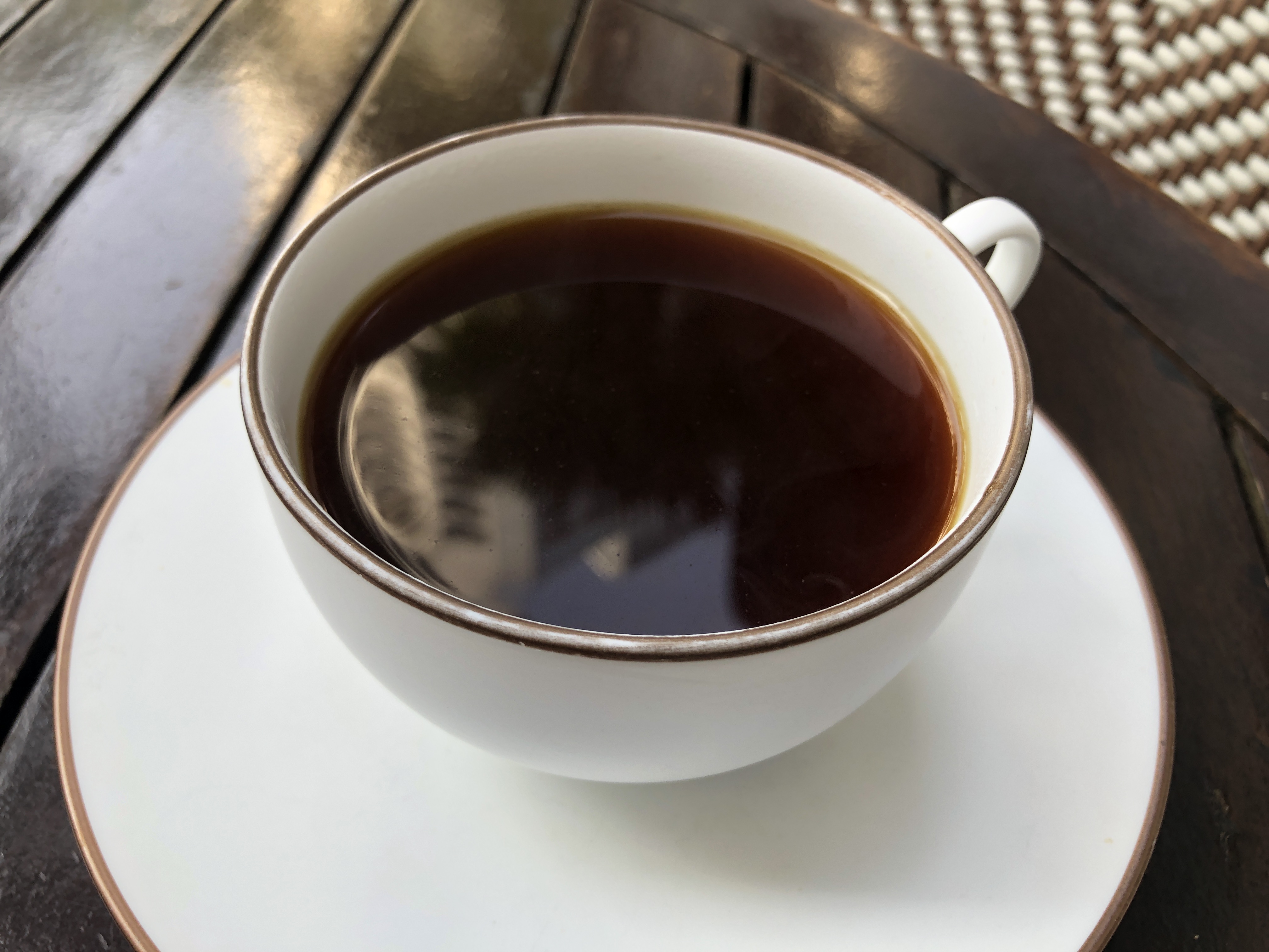 テーブルの上にあるコーヒー