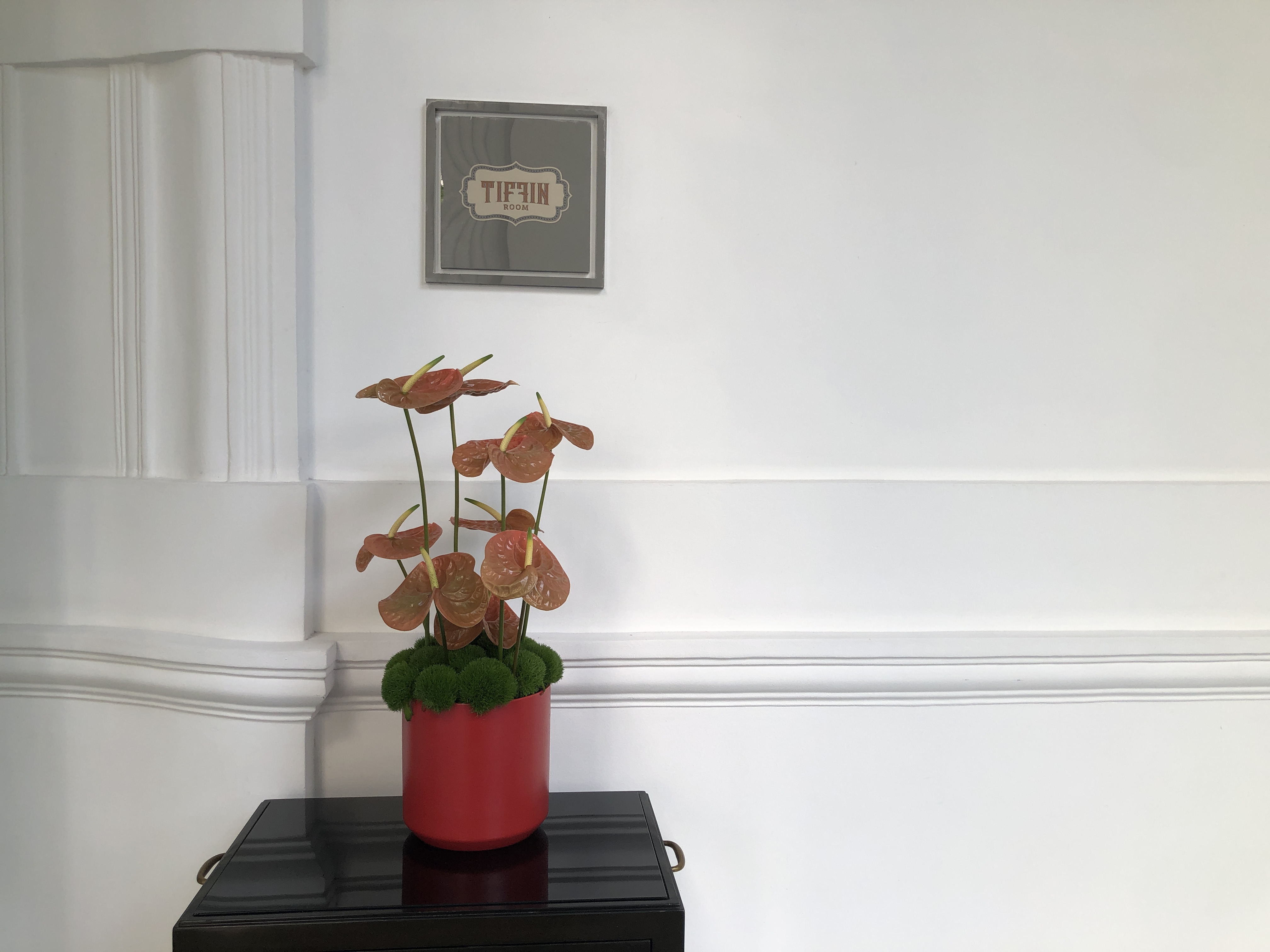 テーブルの上の花瓶に飾られた花