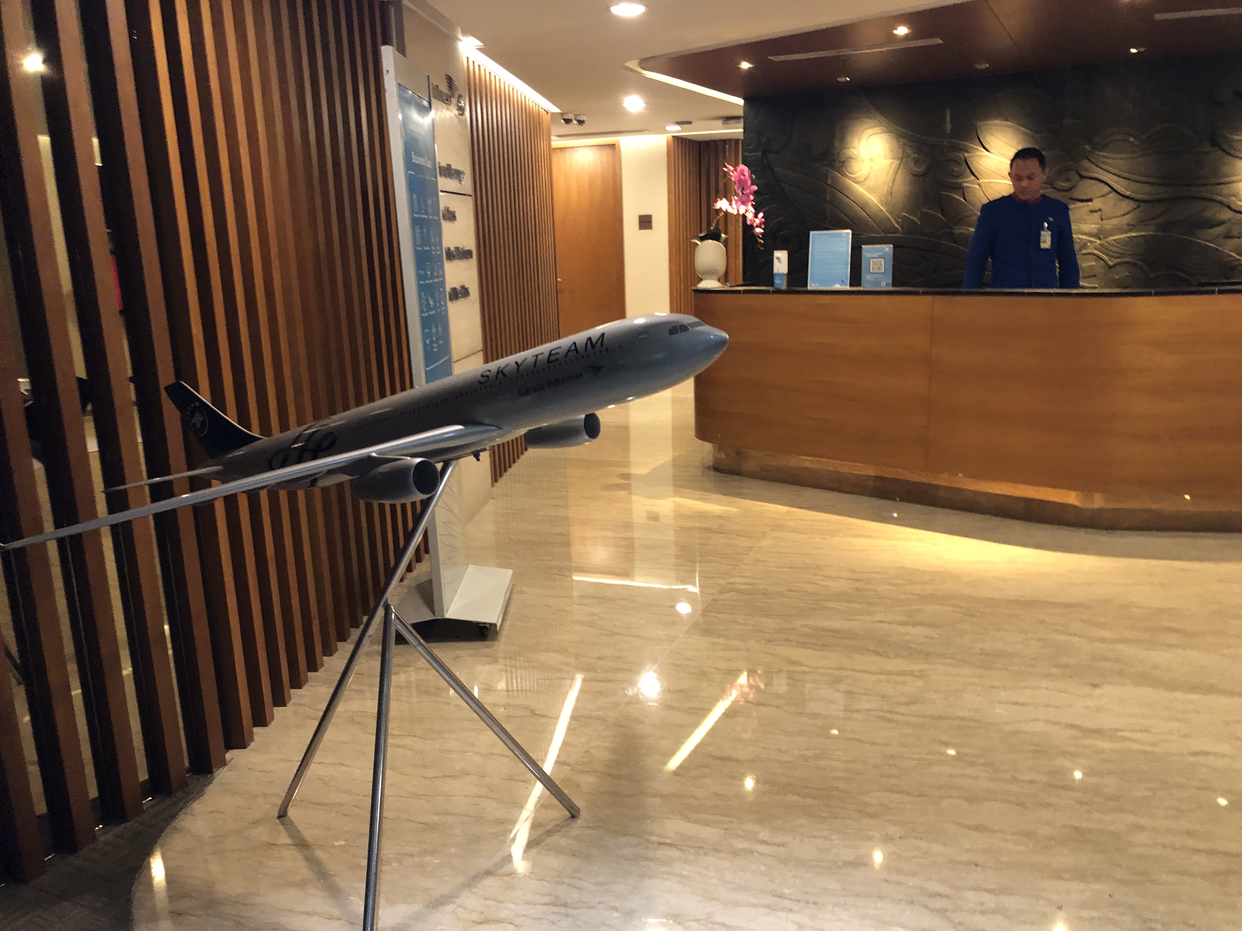 椅子の上に置かれた飛行機の模型