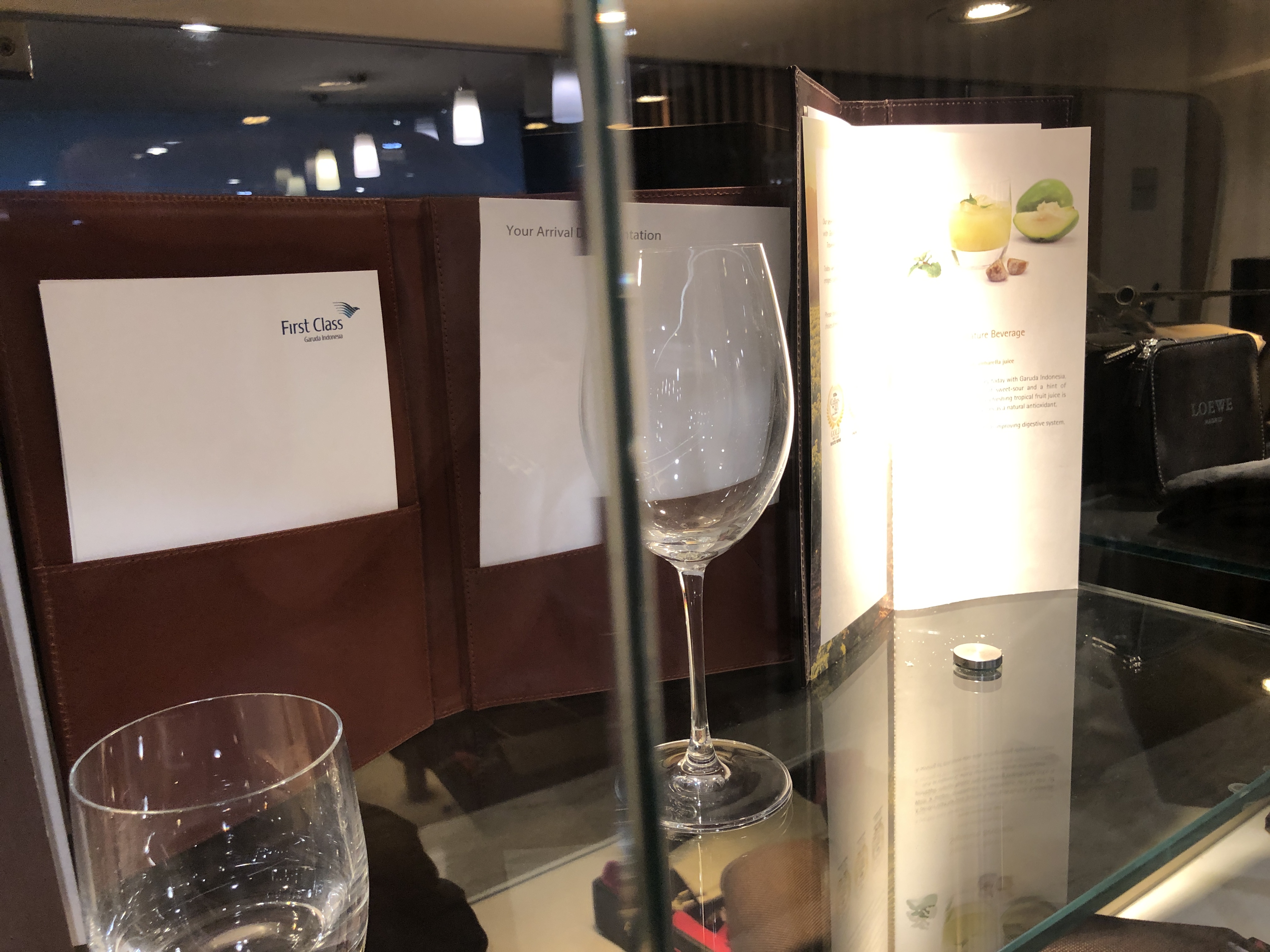 カウンターの上にあるワイングラス