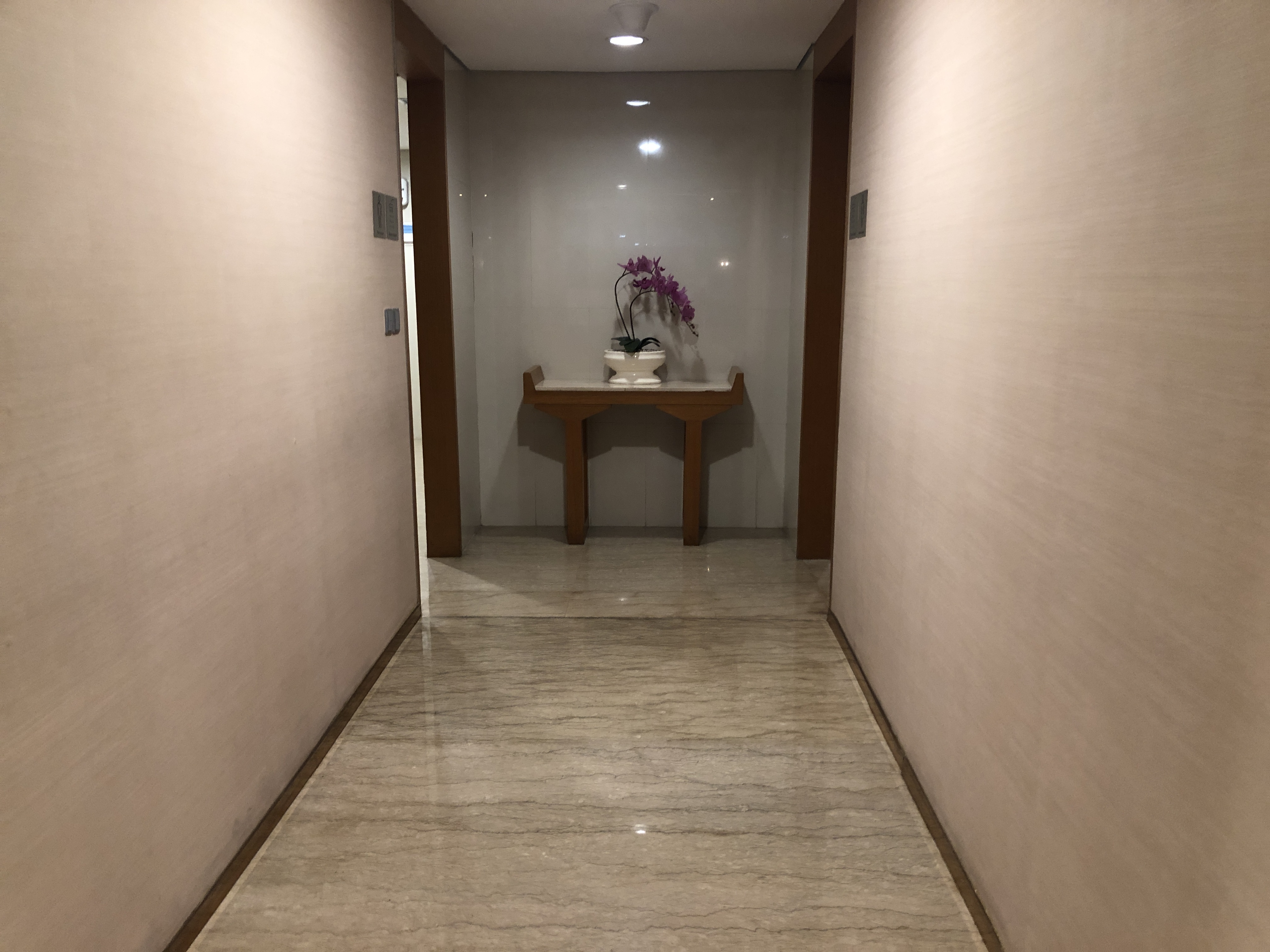 床の上にある鏡