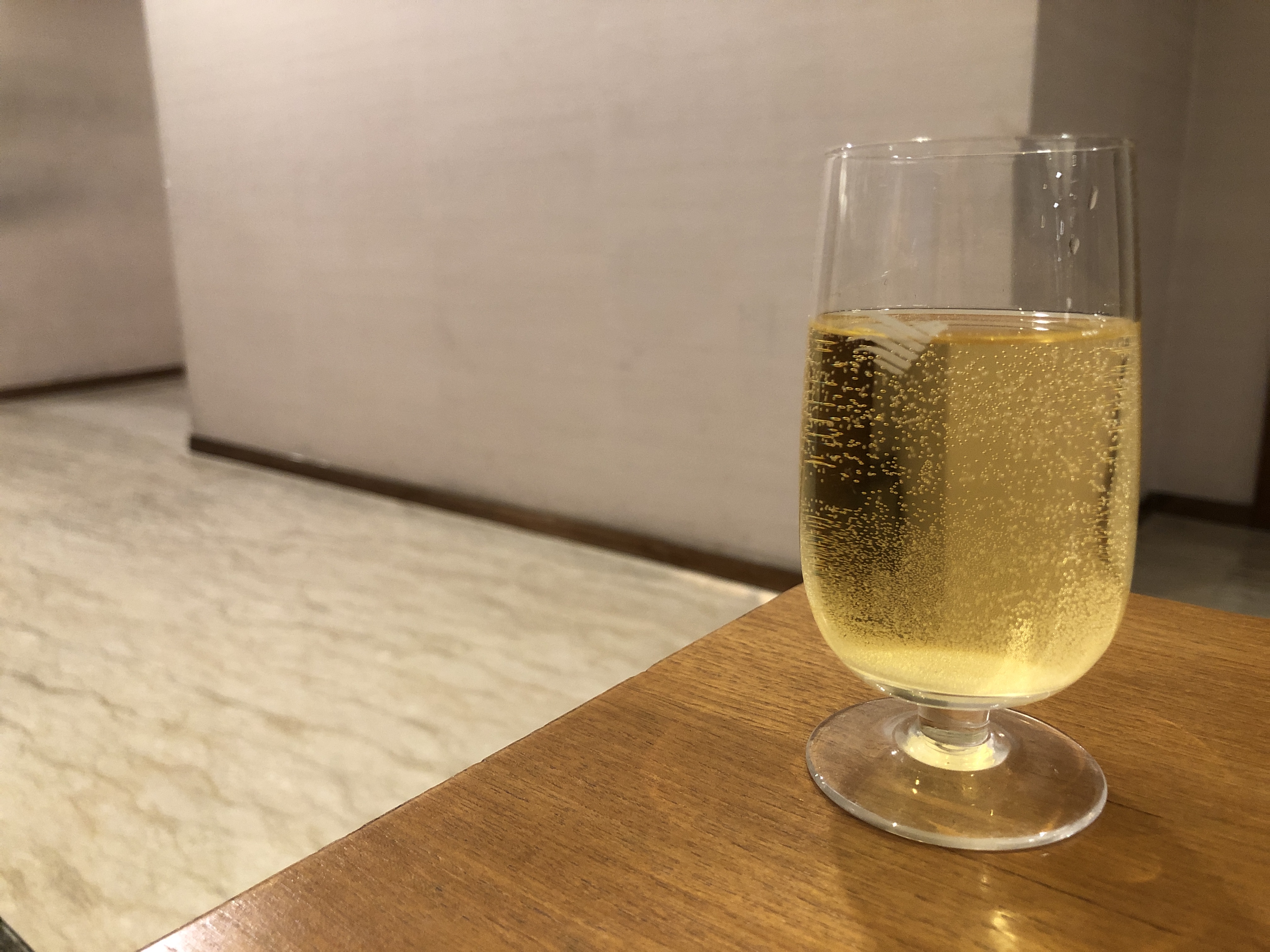 テーブルの上のワイングラス