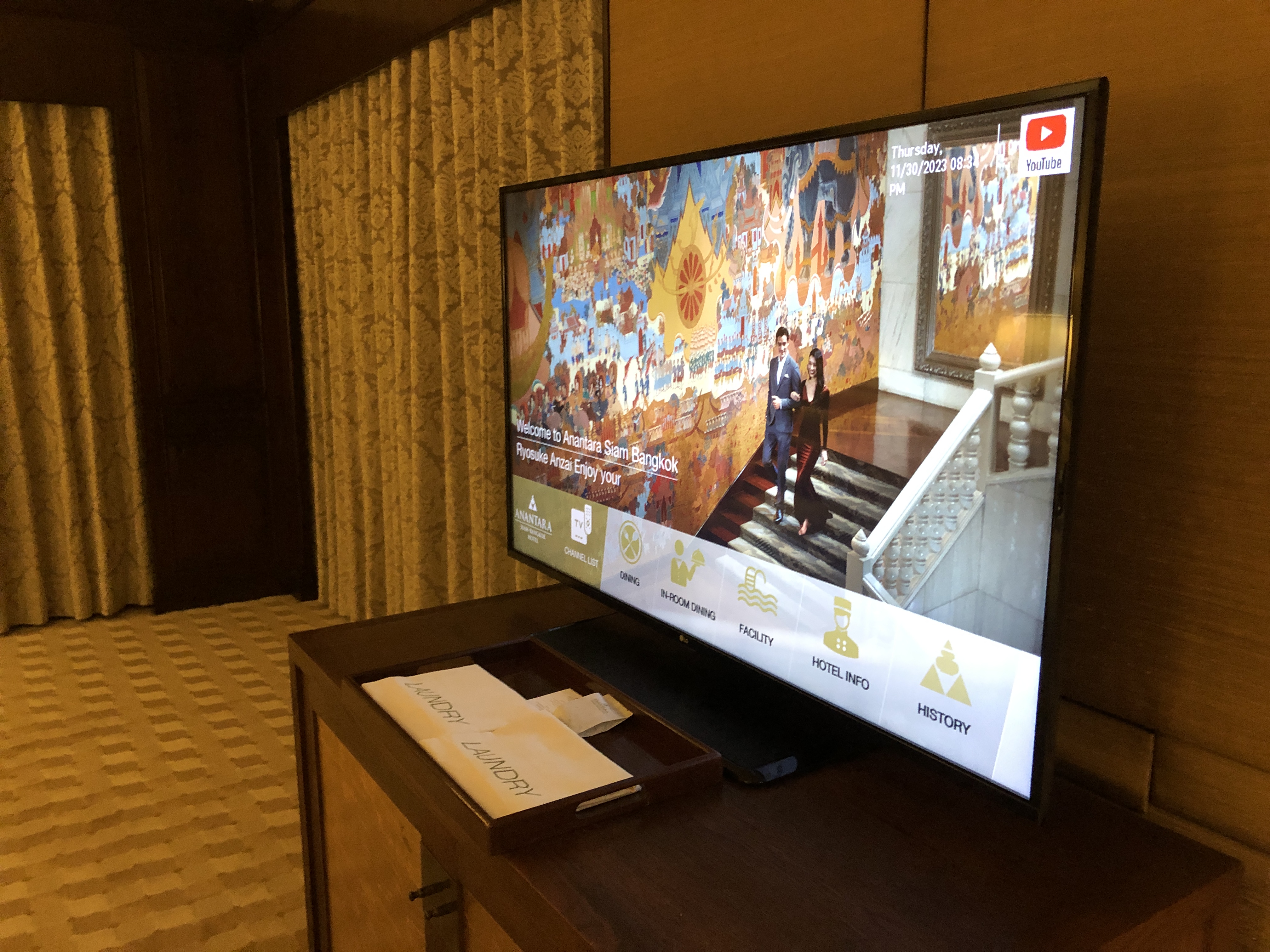 テーブルの上に置かれたテレビ