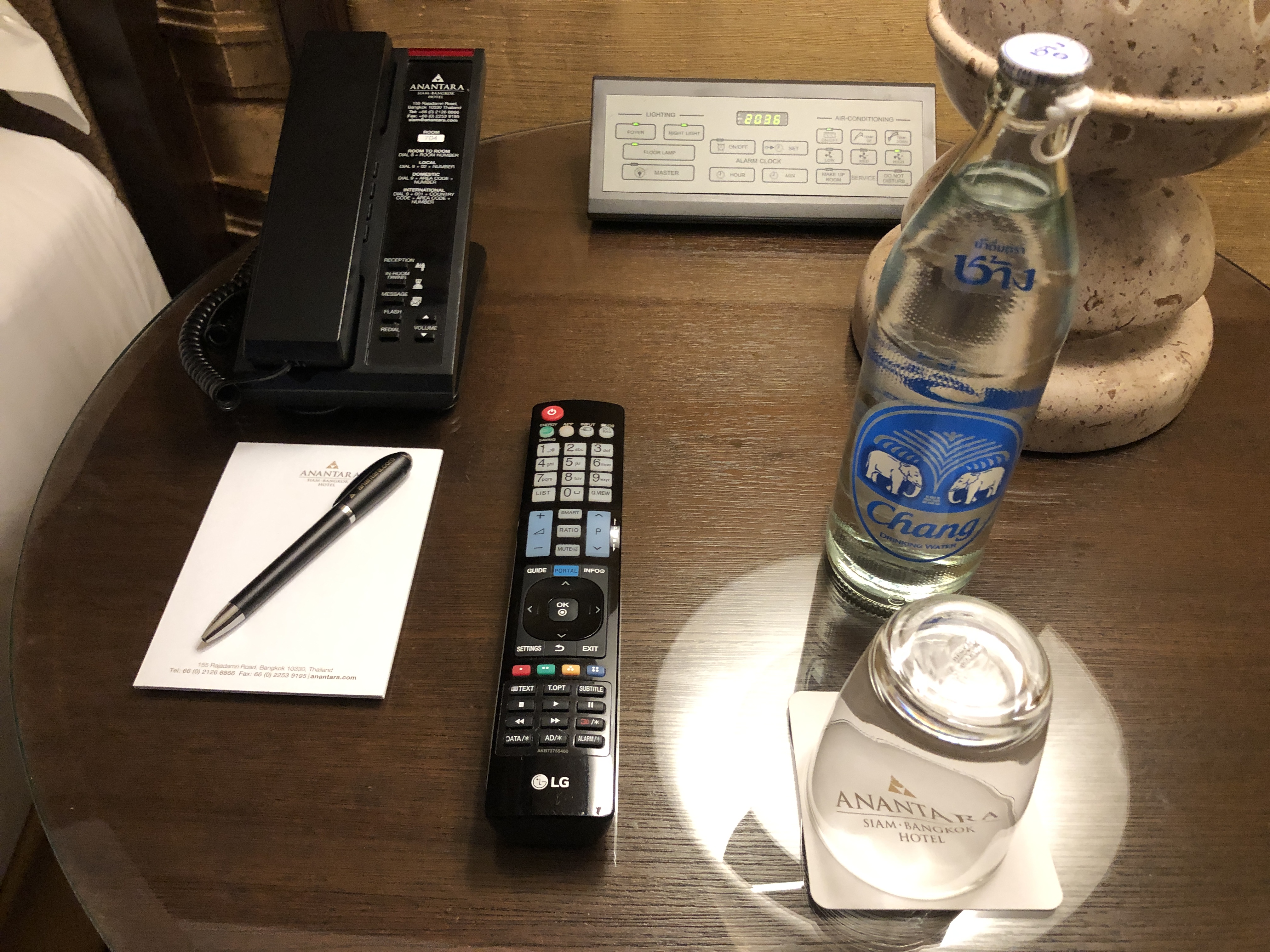 テーブルの上にあるいろんなリモコン