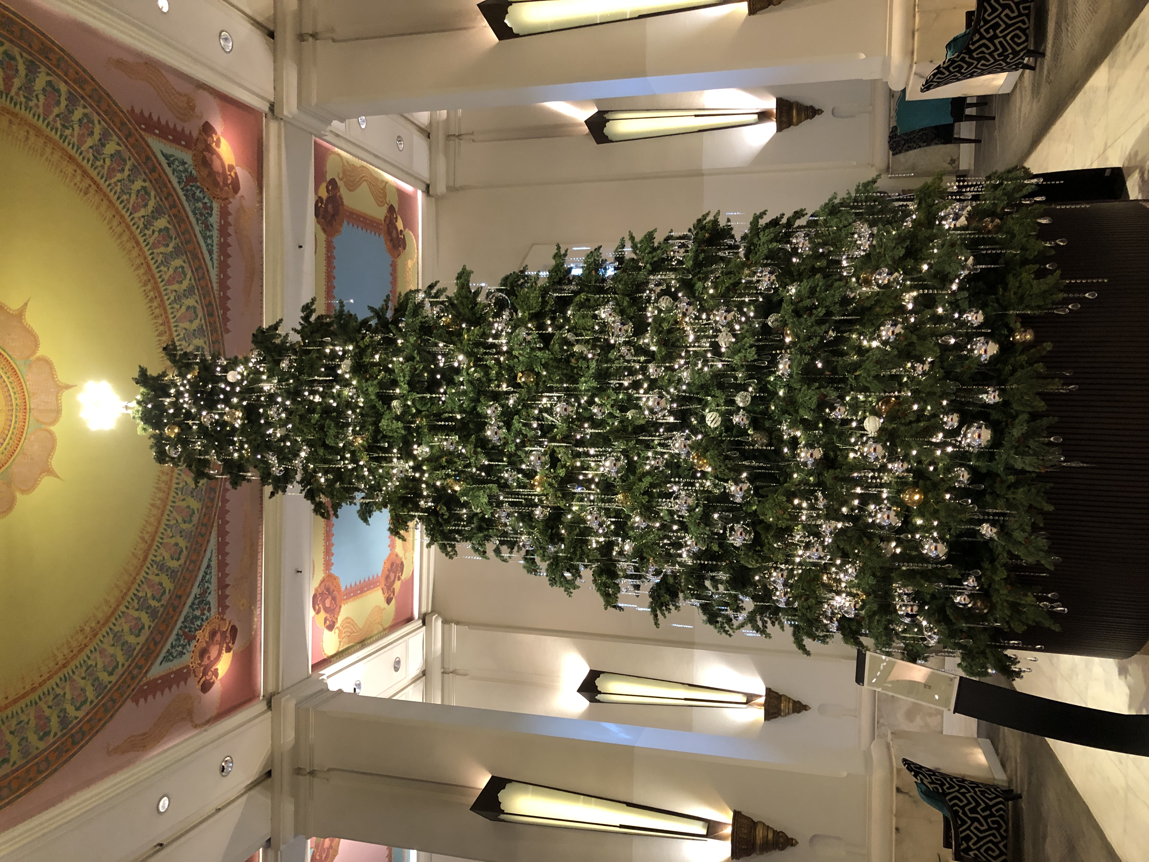 クリスマスツリーの前に付いている建物