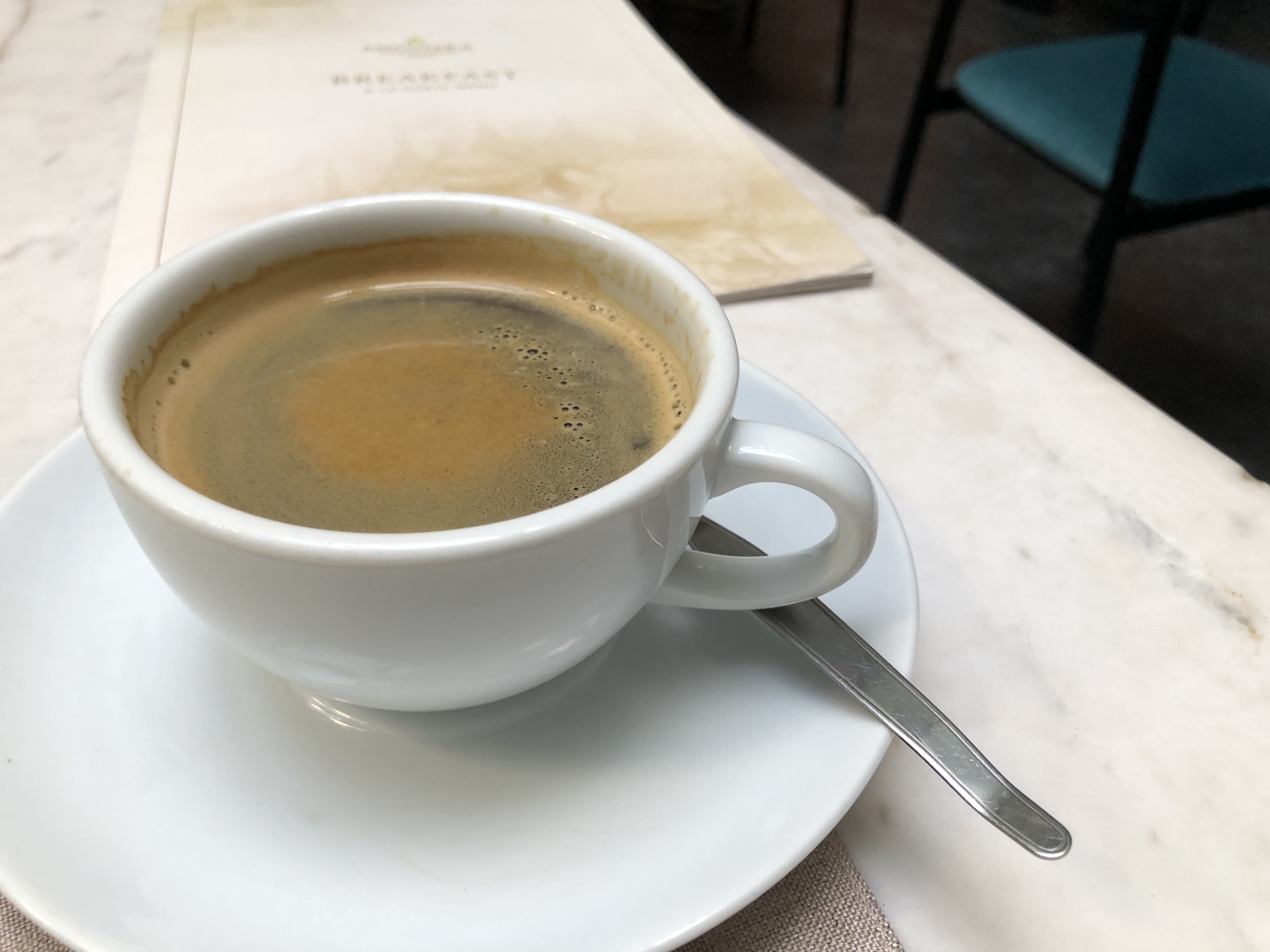 皿の上に置かれたコーヒーカップ