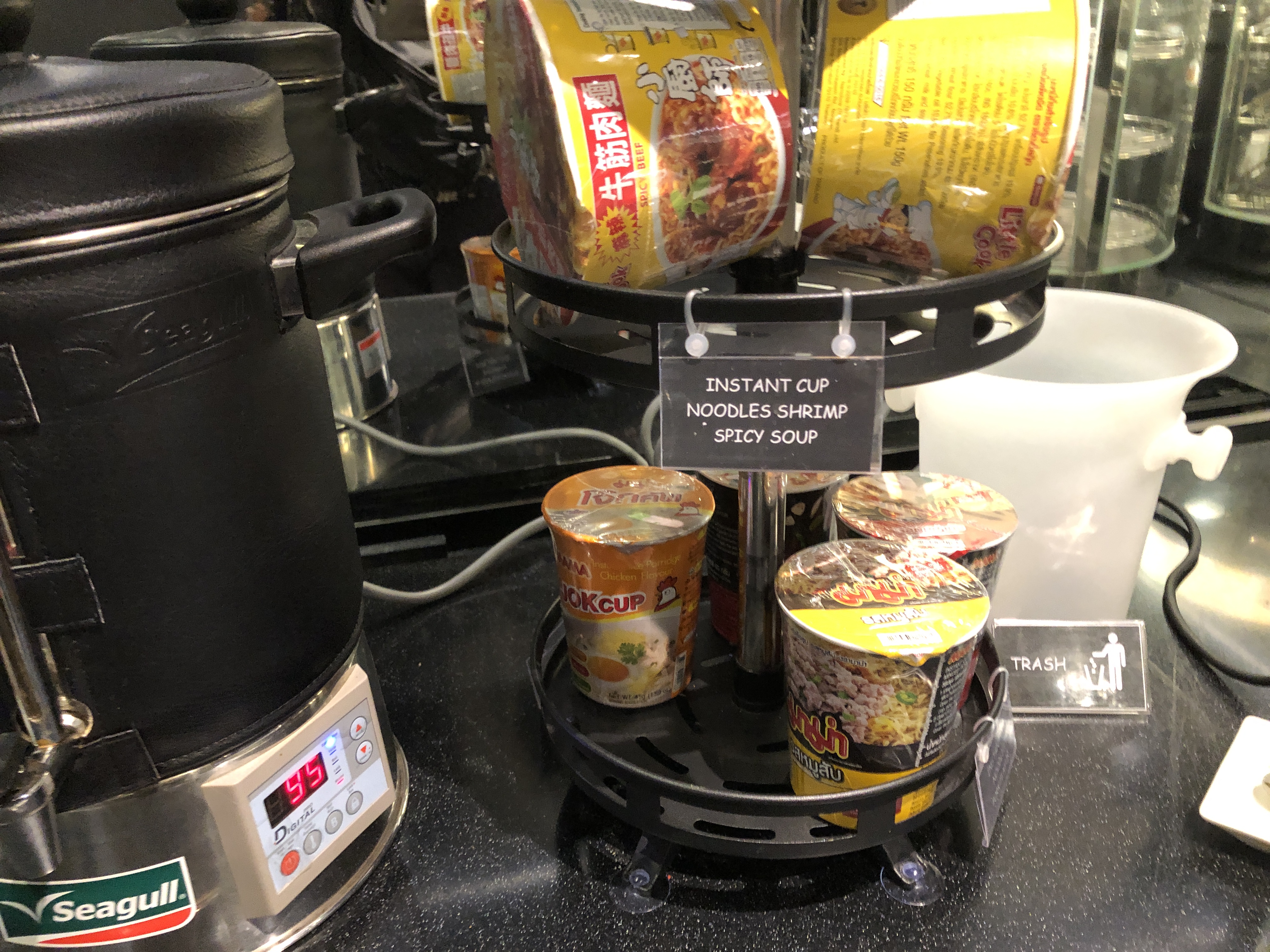 カウンターに置かれたミキサー