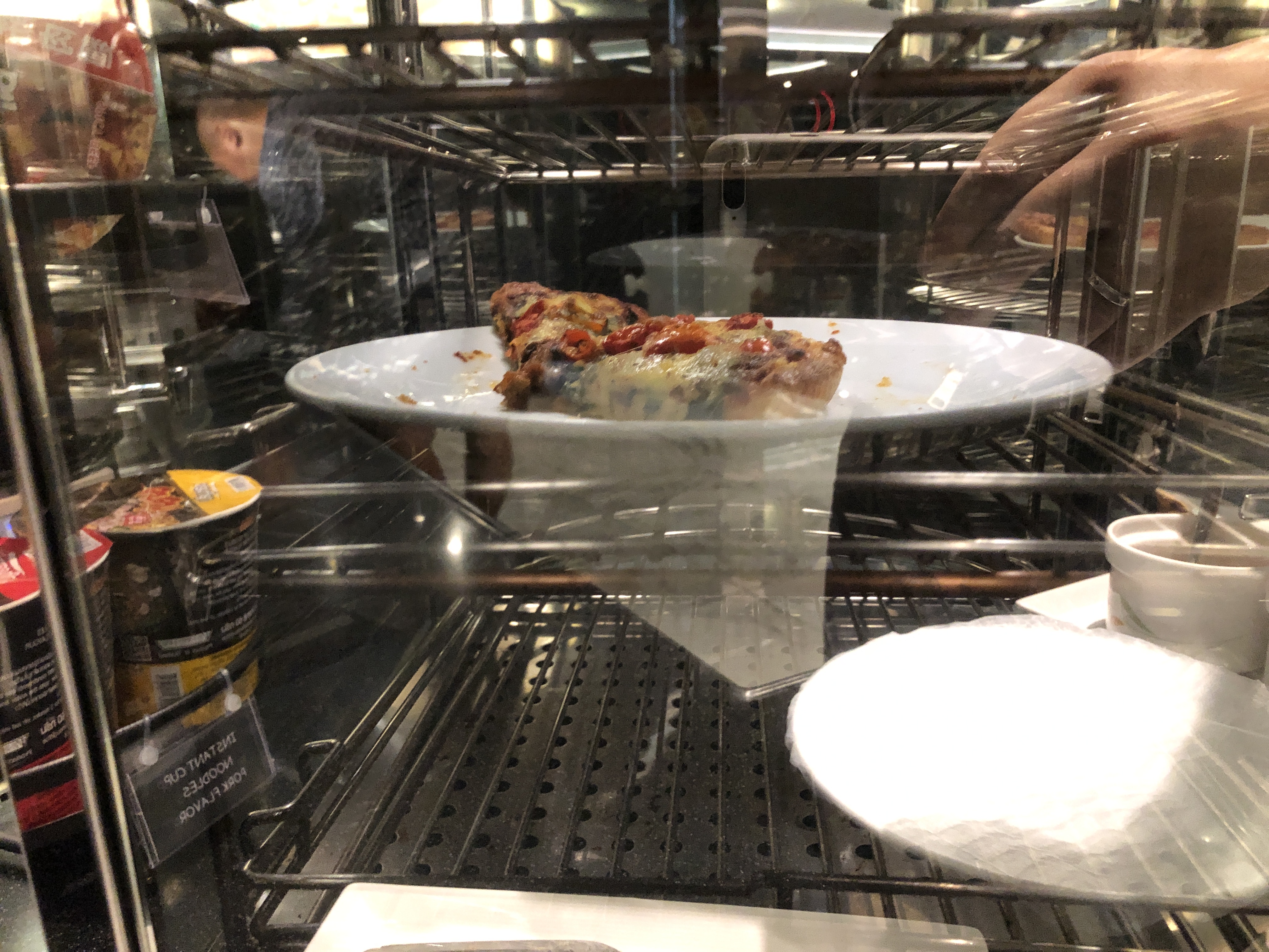 レストランでピザを焼いている