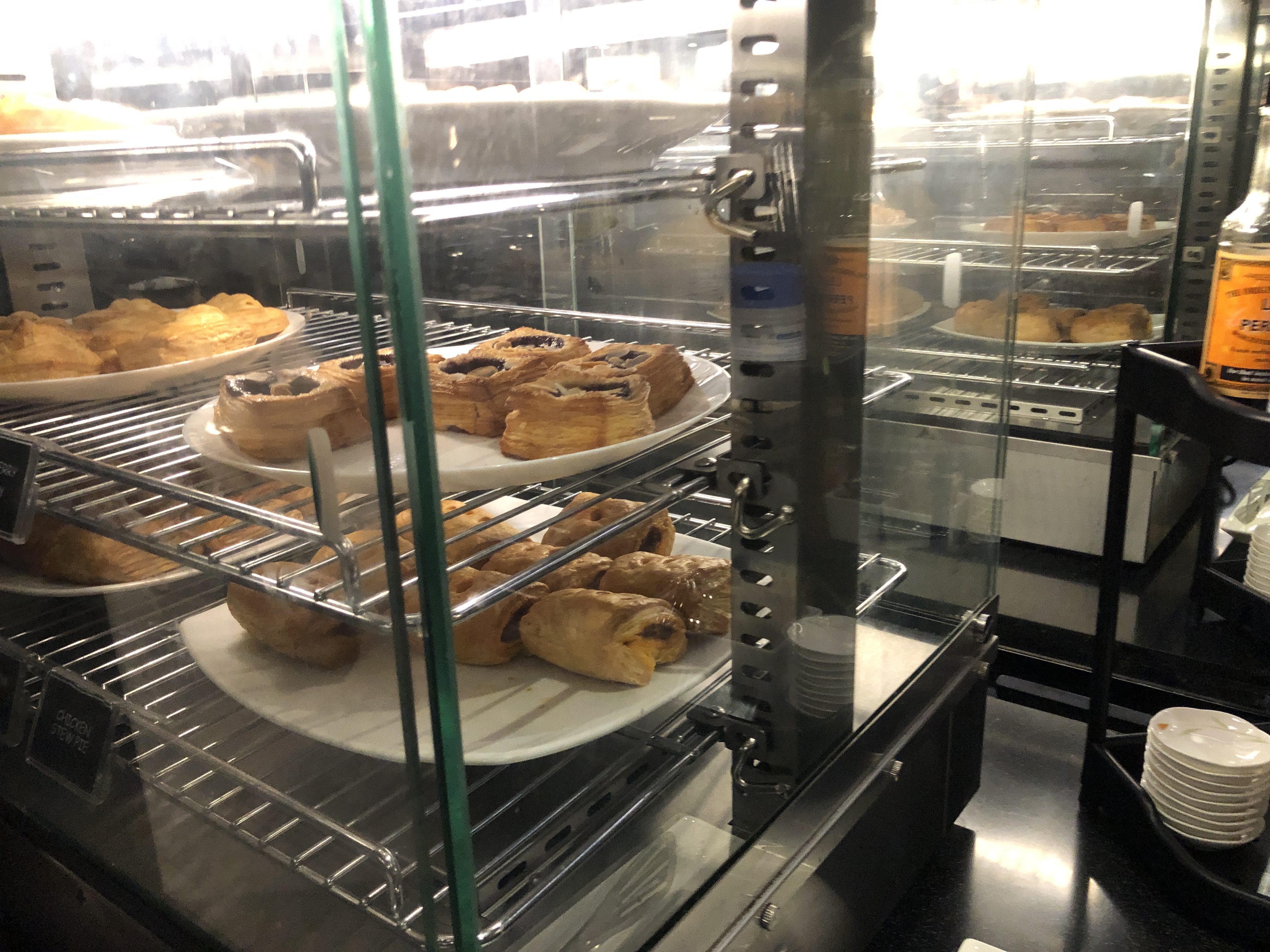 店の窓ガラスに貼ってある数種類のドーナツ