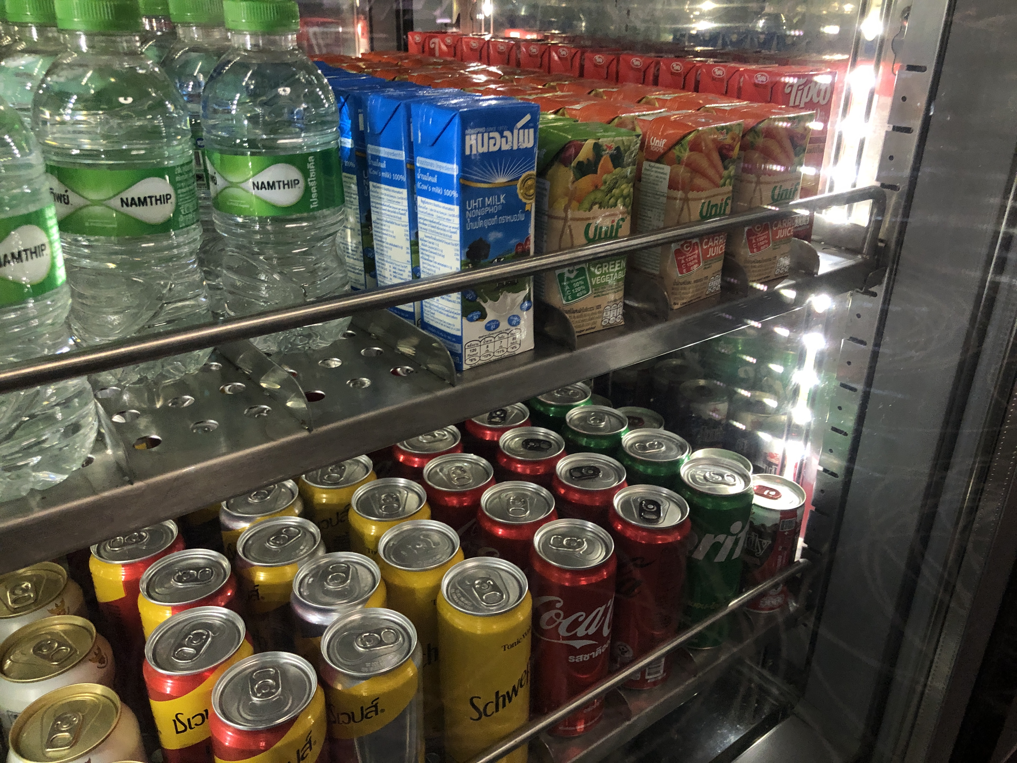 店の上にある数種類の瓶