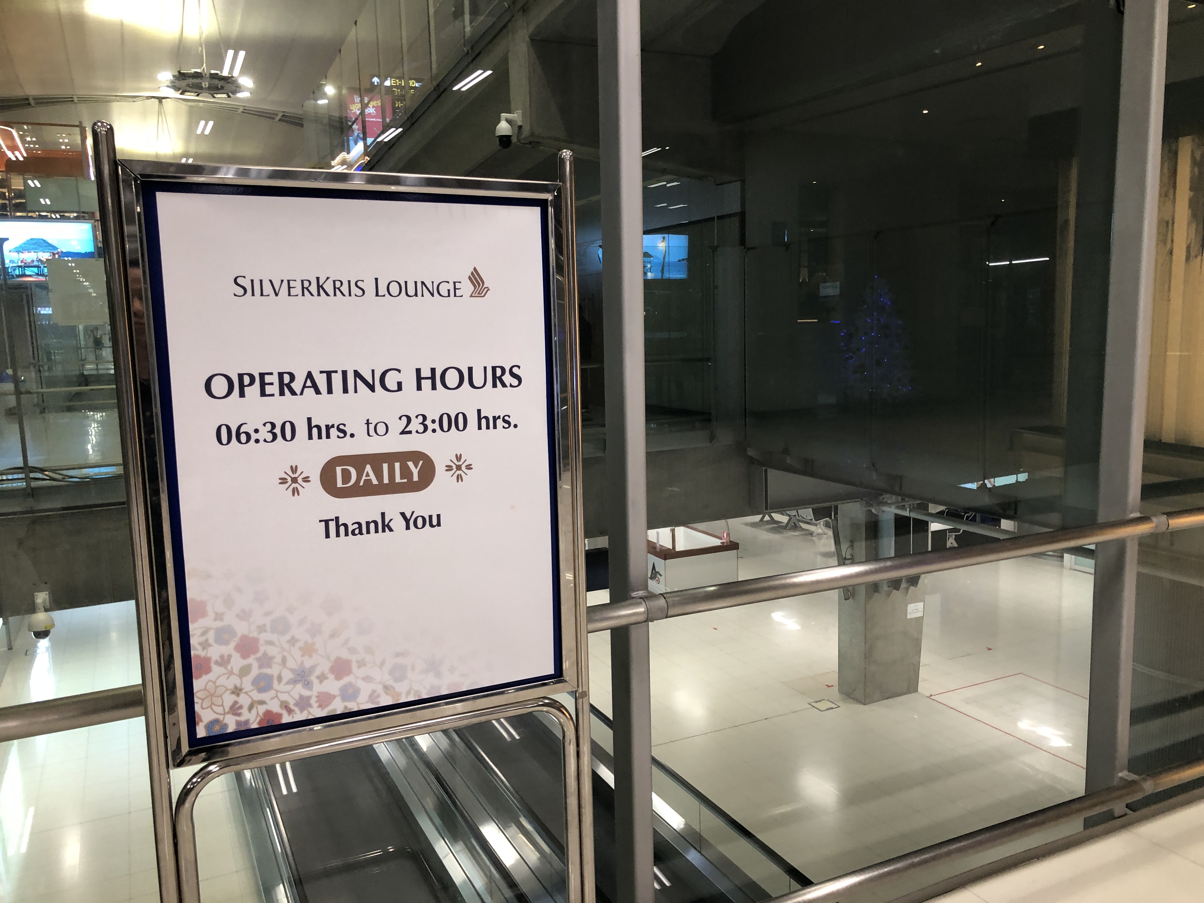 店のガラス窓に貼られたポスター
