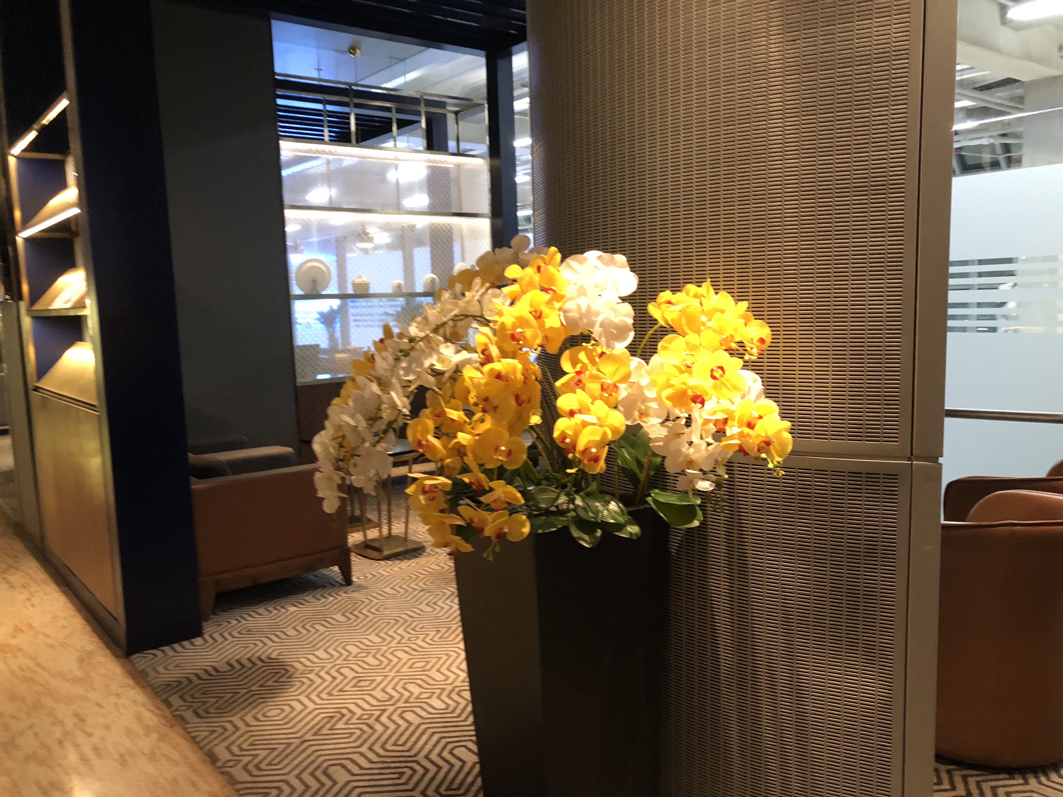窓ガラスの花瓶に入った花