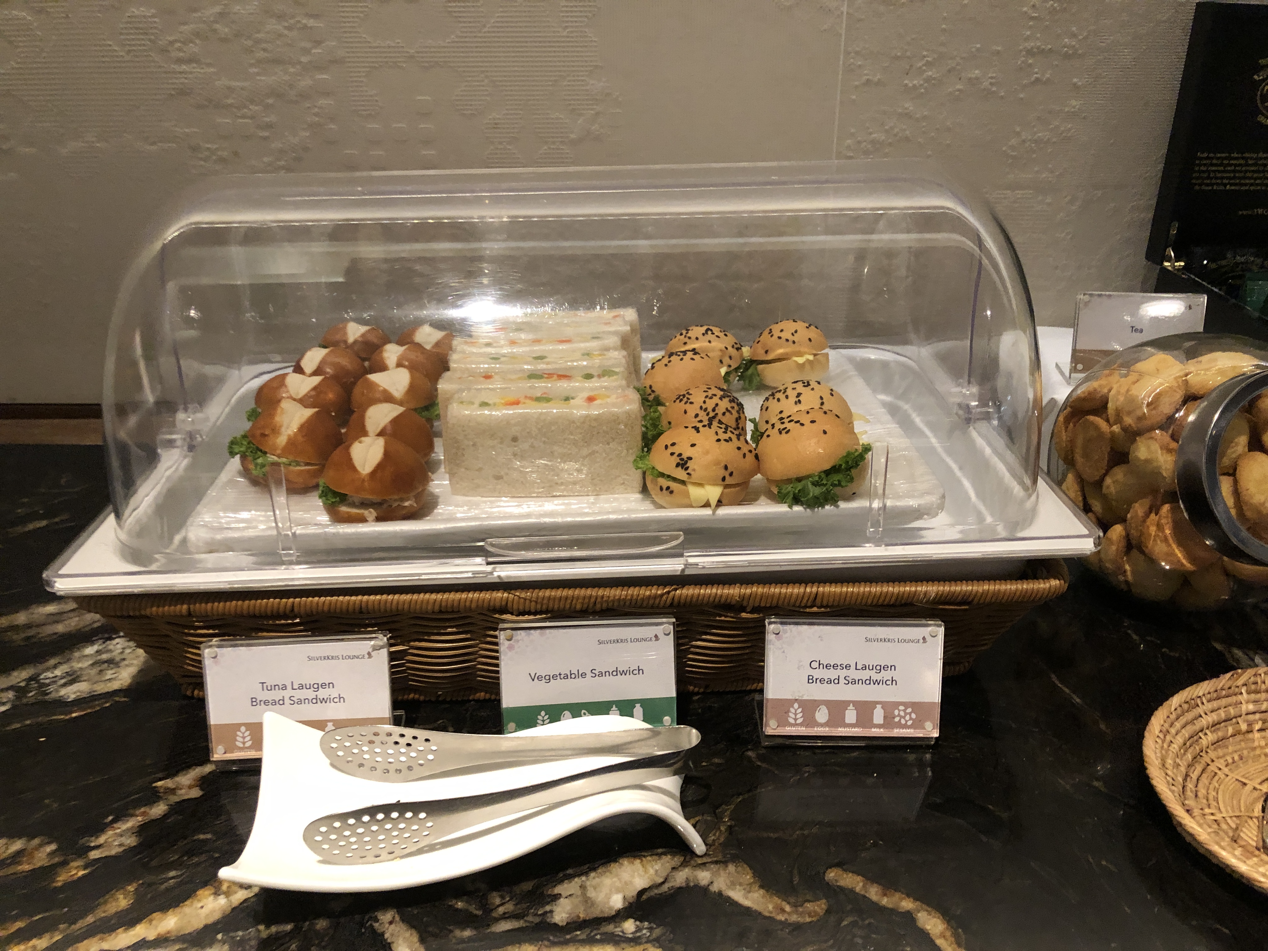トレイの上にあるいろんな食べ物